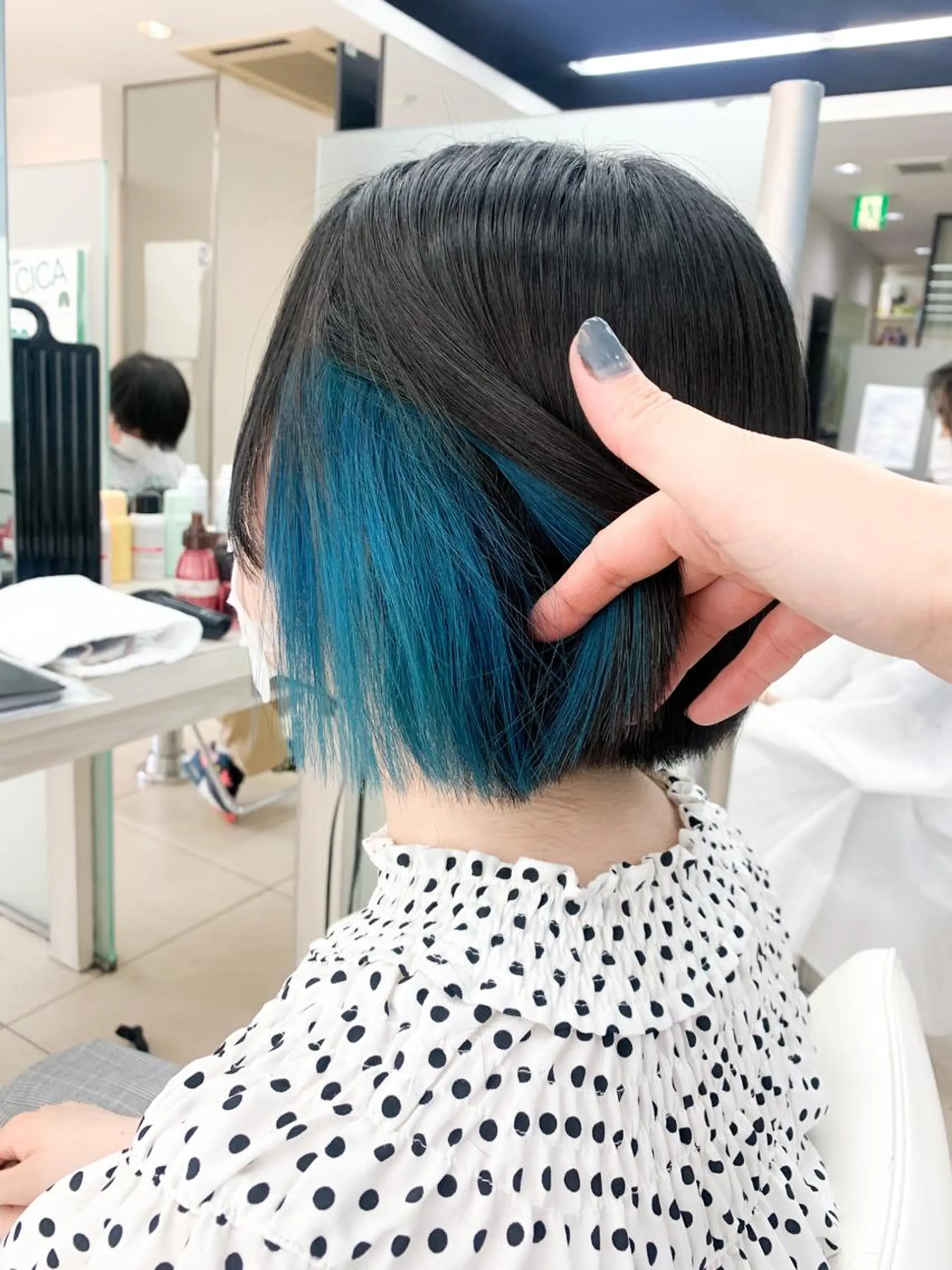 ショート カラー アッシュ アッシュブラック 黒髪 ブリーチ ブルーカラー ヘアカラー ✂︎✂︎レディースの メンズカット屋さんのヘアスタイル