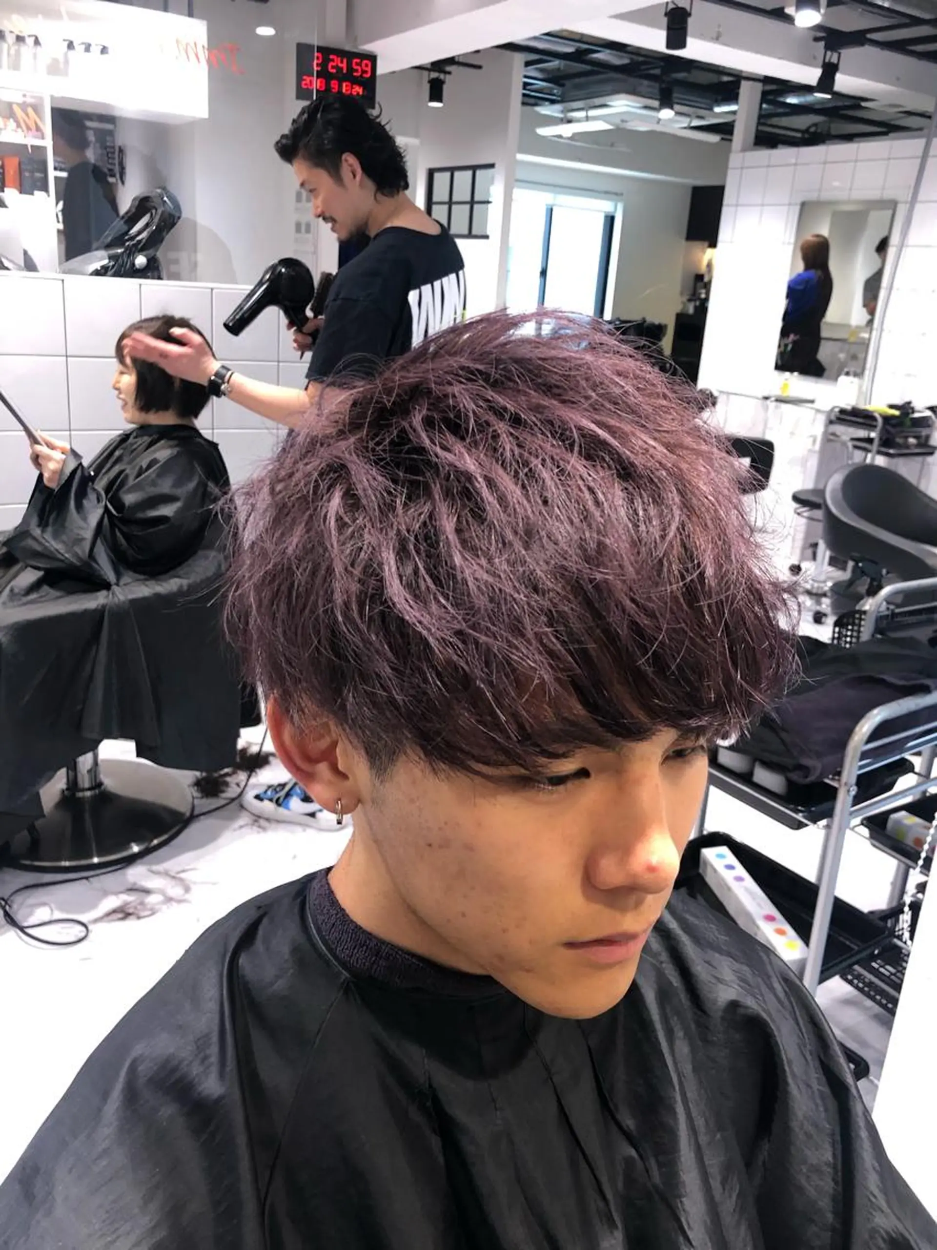 ショート カラー メンズ メンズブリーチ ブリーチ ディープパープル パープルカラー 赤み消し🌿 透明感カラー🫧のヘアスタイル