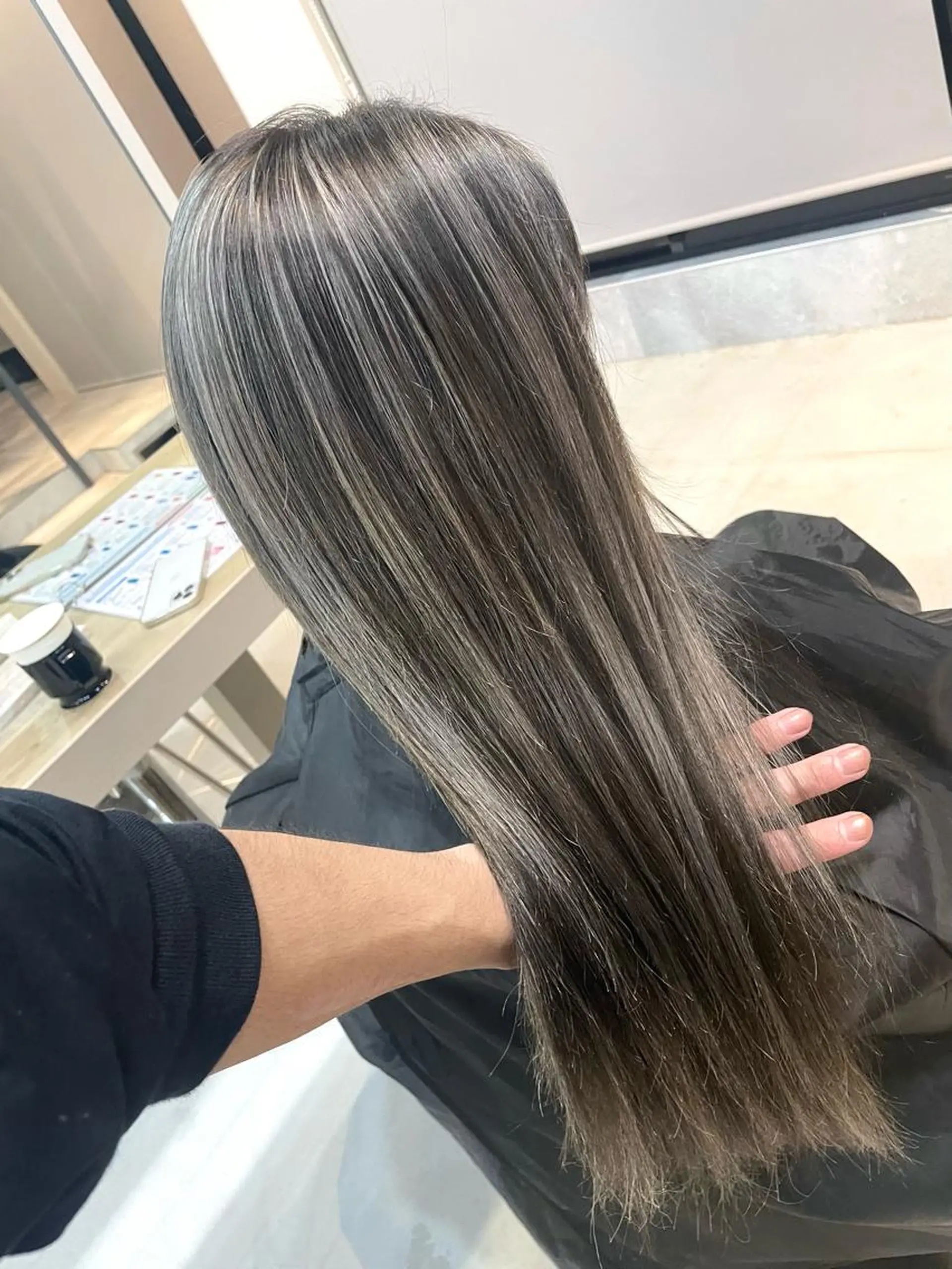 ロング カラー アディクシーカラー バレイヤージュ ベージュカラー ブリーチ ケアブリーチ Lia所属・皆木 智晴のヘアスタイル