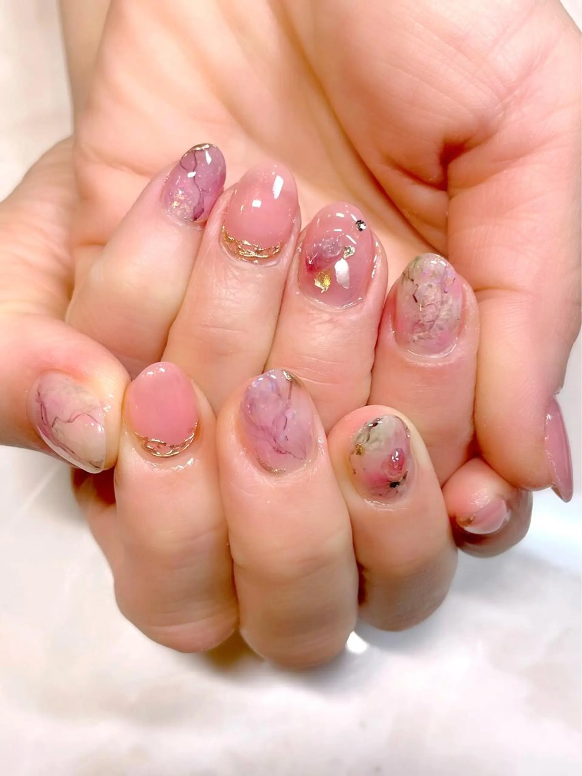 ネイル アートネイル 大理石ネイル(マーブル) ニュアンスネイル ピンク 春ネイル PRIMO🐈🌱 マツパ/黒ティントのマツエク・マツパデザイン