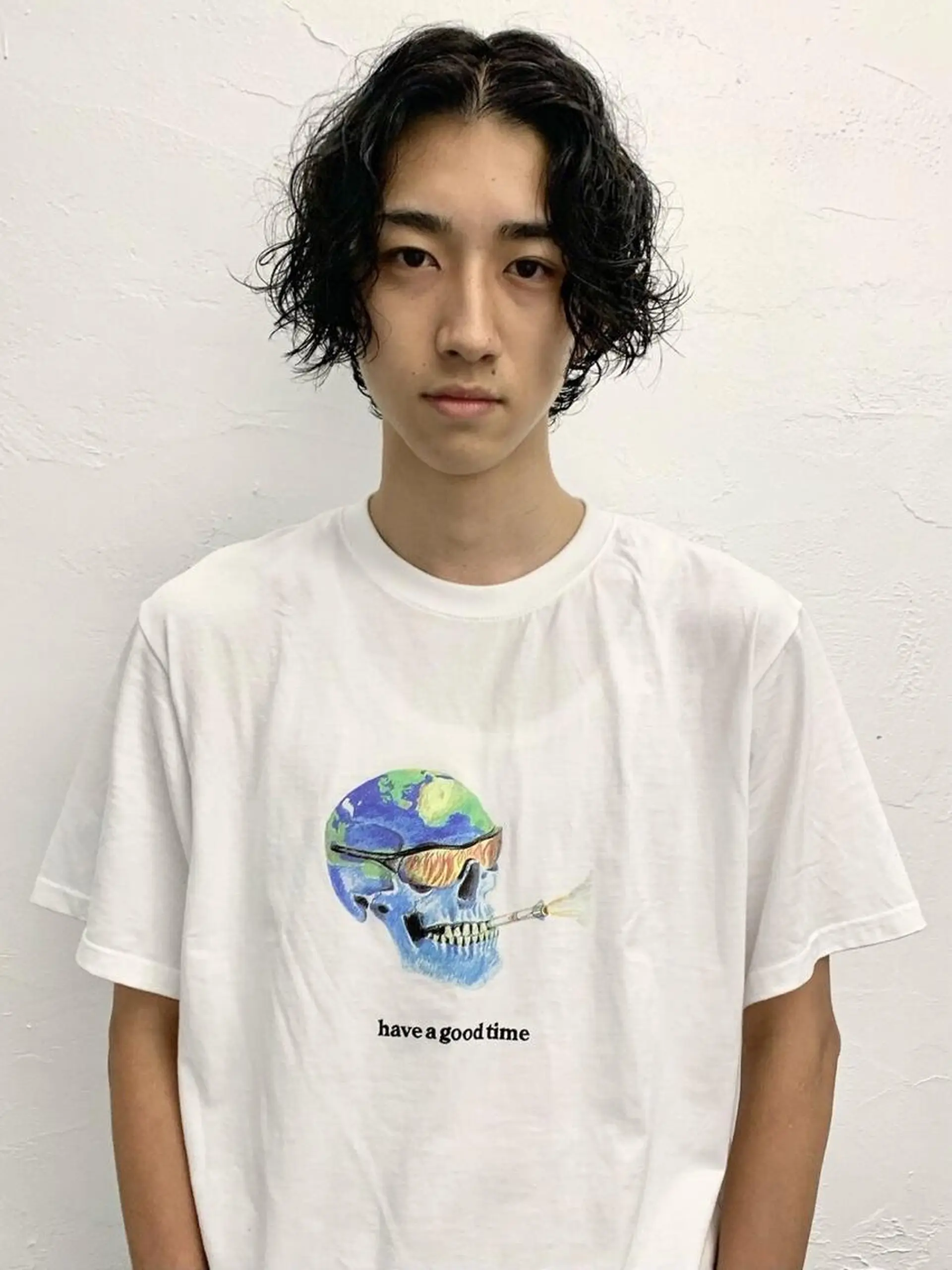 ミディアム カラー パーマ メンズ ミディアムパーマ メンズバレイヤージュ メンズブリーチ センターパート フェードカット スパイラルパーマ 🌐hina⭐️のヘアスタイル