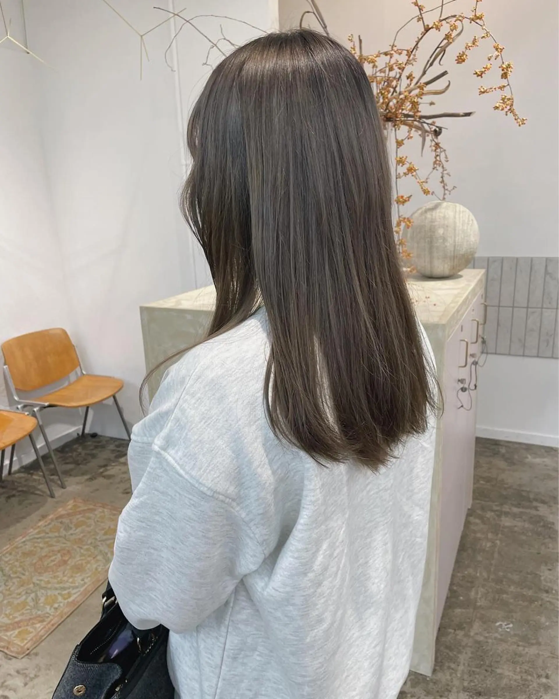 セミロング カラー ブリーチ グレージュ ヘアカラー スギヤマ ショウゴのヘアスタイル