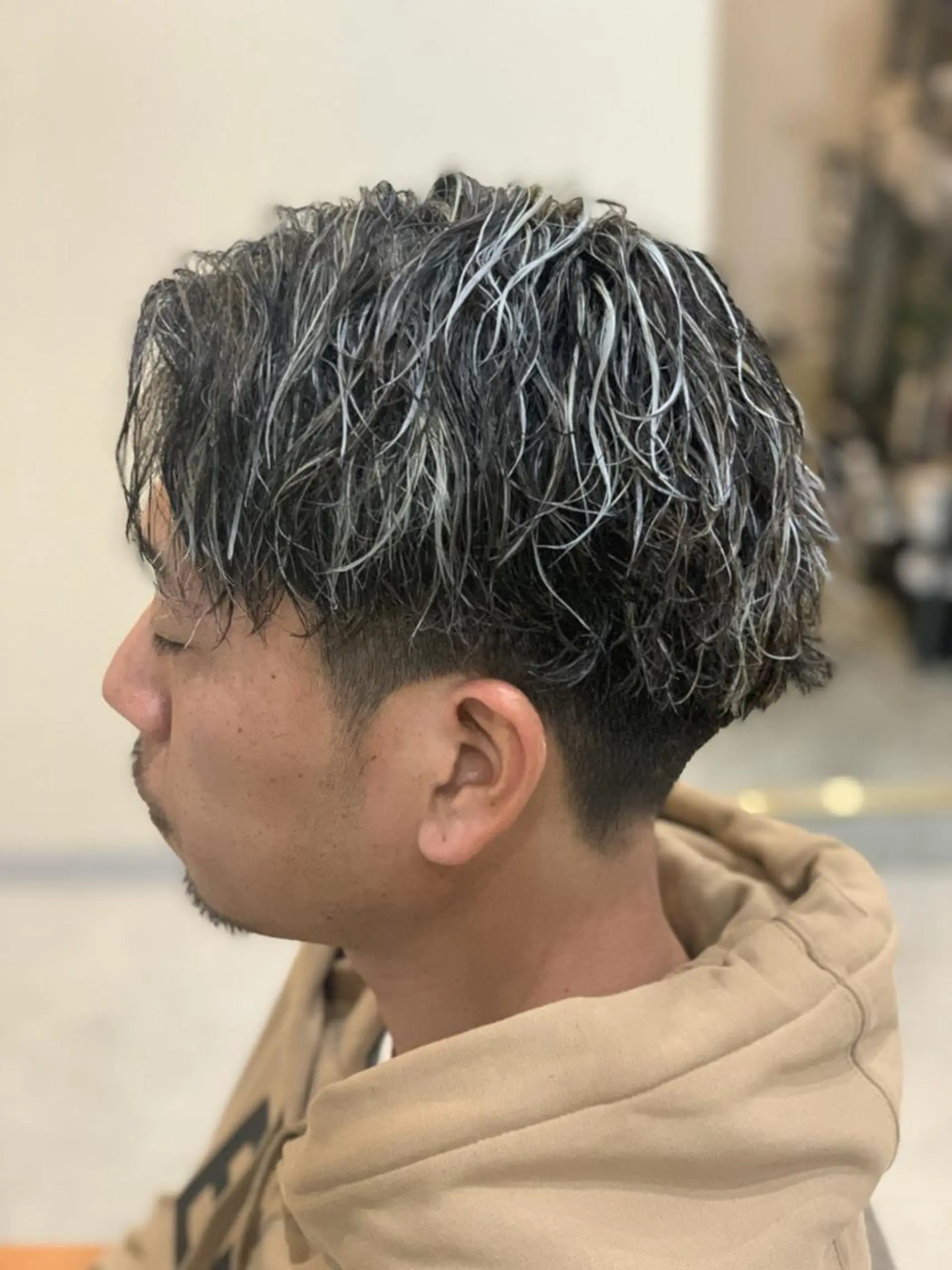 ショート パーマ メンズ カラー アップバング メンズブリーチ センターパート フェードカット メンズハイライト カット ヘアカラー パーマ トリートメント クセを最大限に活かす メンズパーマ奈良大祐のヘアスタイル