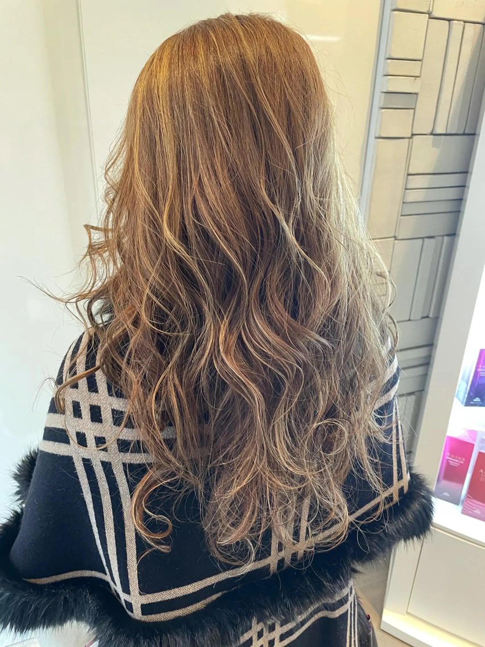 セミロング カラー ヘアカラー トリートメント 美髪形成！色素改善！ 秋田　和輝のヘアスタイル