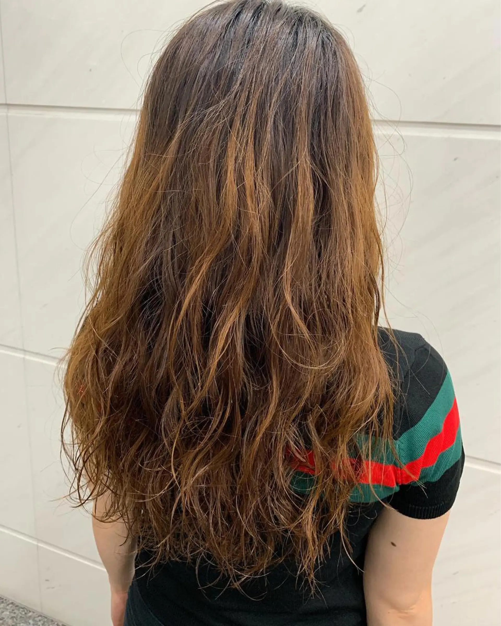 セミロング 髪質改善＆ハイトーンカラー Cica神戸三宮元町店所属・福田 美波のヘアスタイル