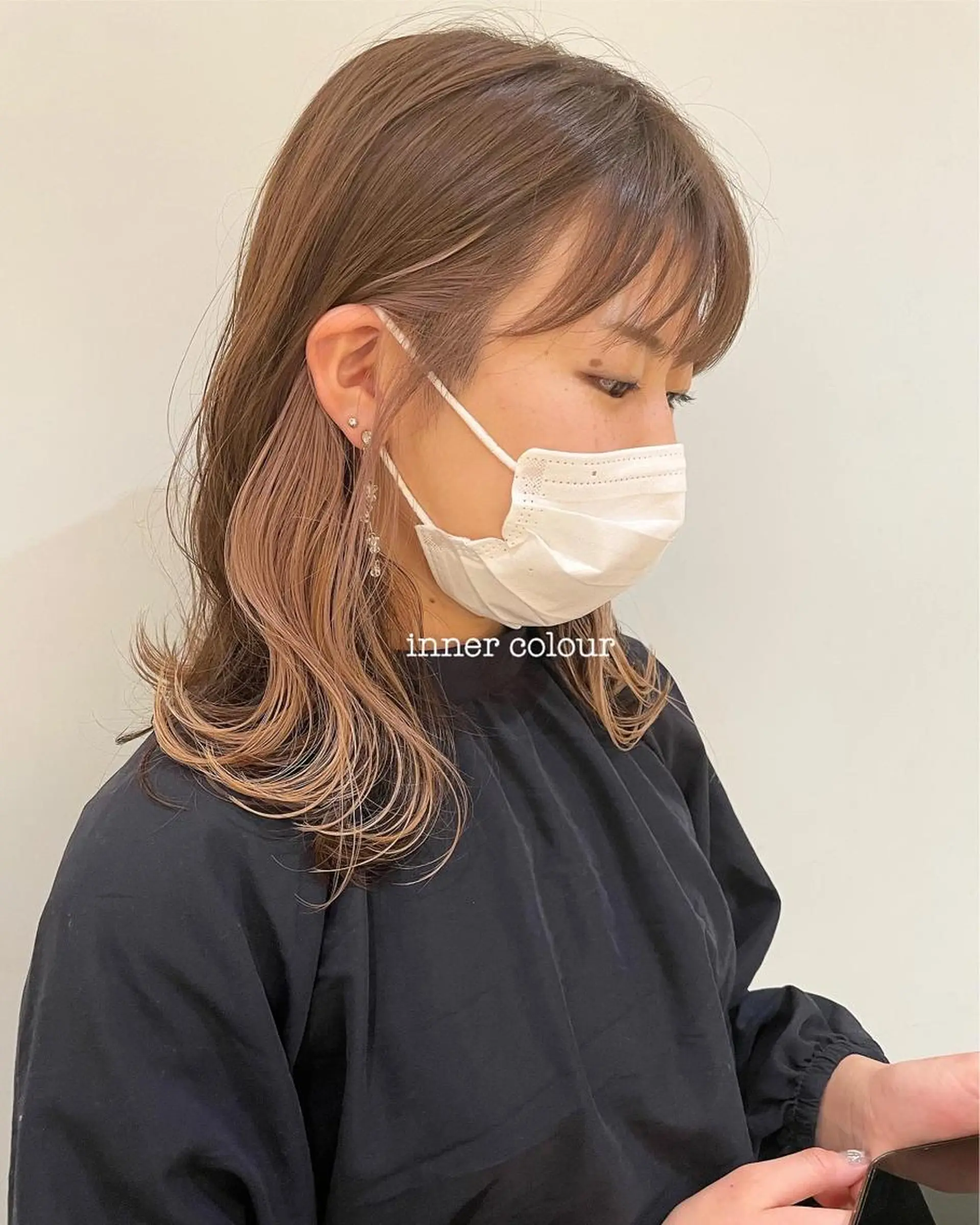 ミディアム カラー ベージュカラー インナーカラー ミルクティーベージュ ケアブリーチ/ エクステ/レイヤーのヘアスタイル