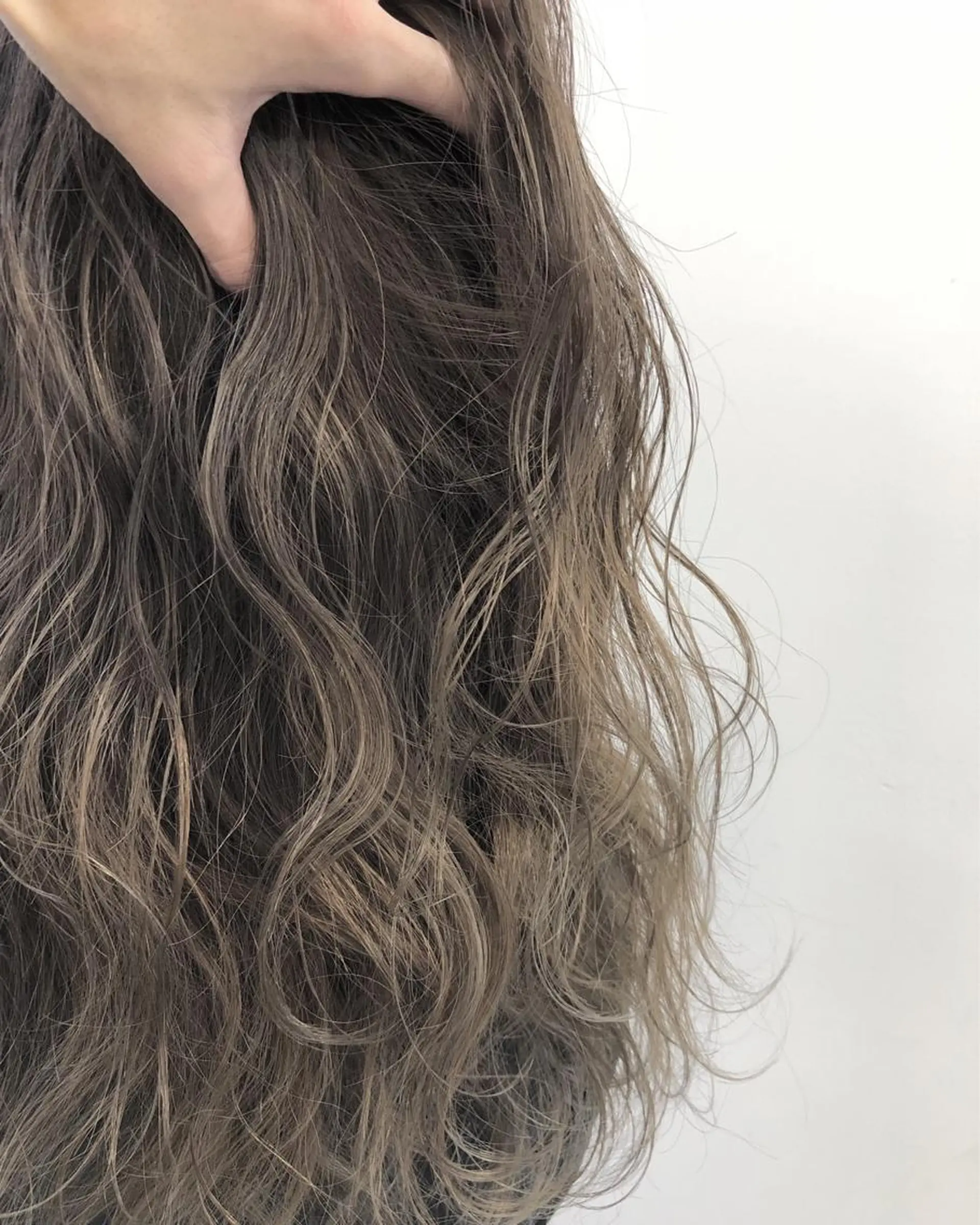 ミディアム カラー グラデーションカラー ハイライトカラー ハイライト ニシオカ タクヤのヘアスタイル