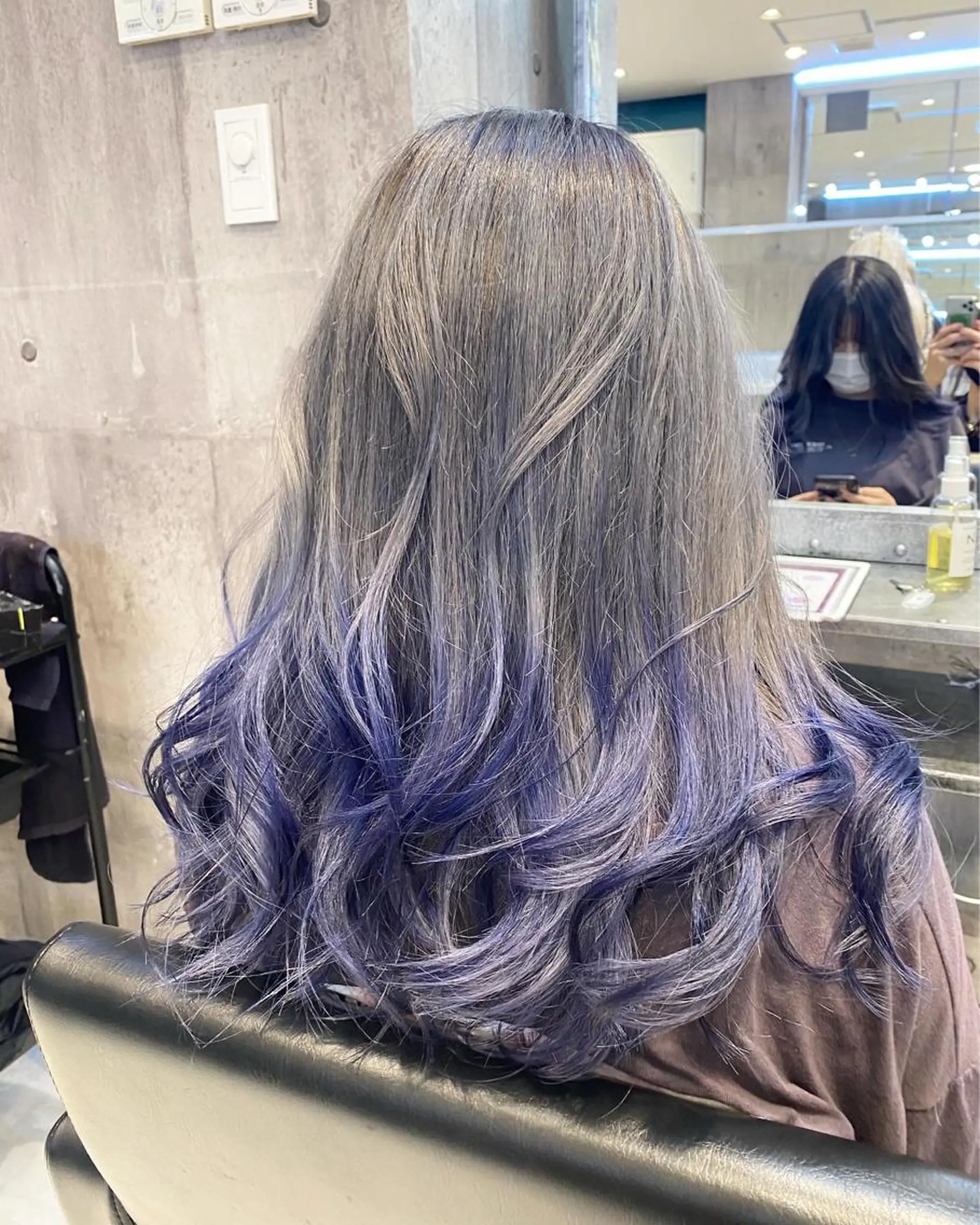 セミロング カラー メンズ JuNブリーチに 縮毛矯正するプロのヘアスタイル