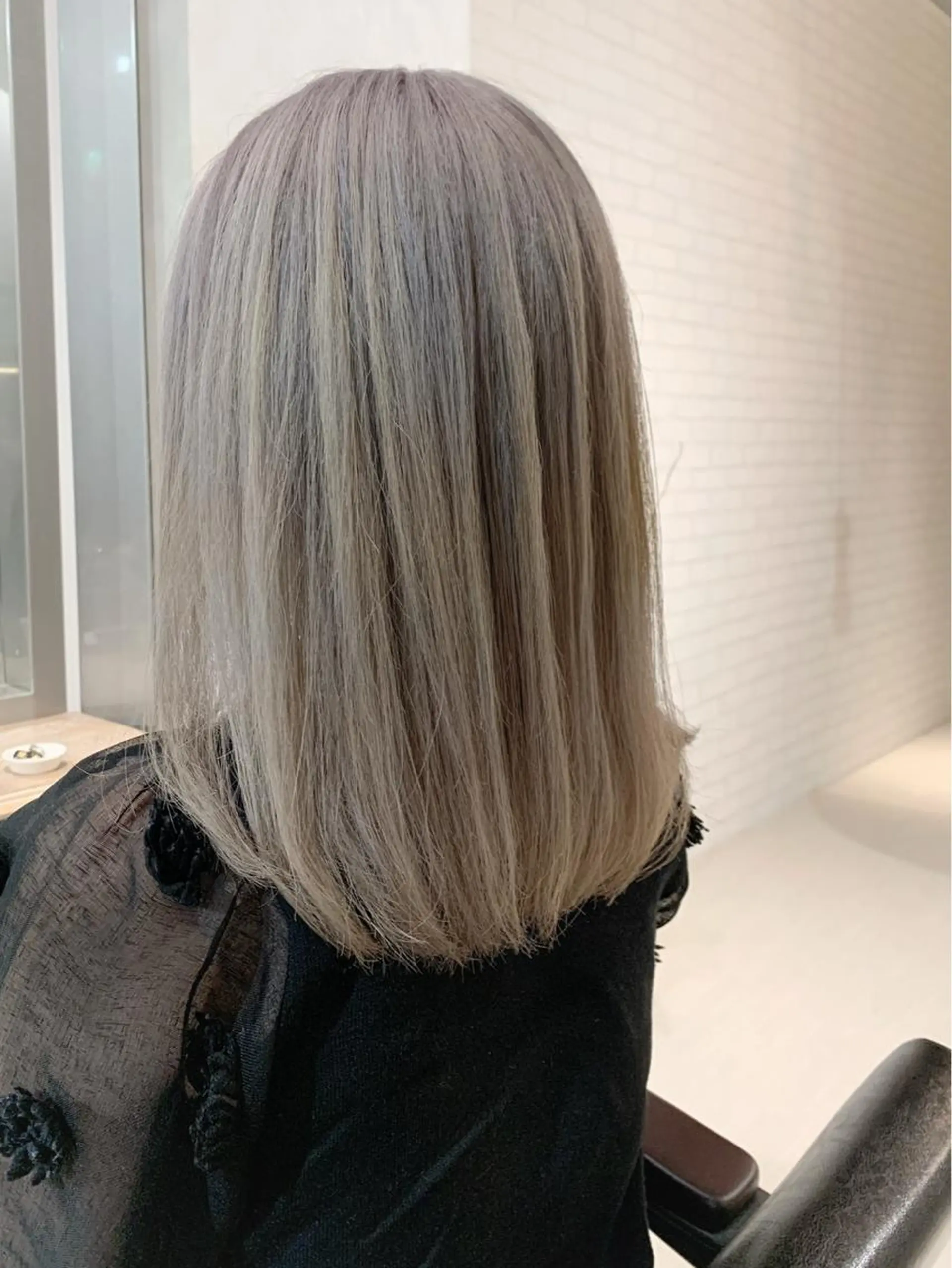 ミディアム カラー ブロンド シルバー EMANON天神所属・Hitomi Ezakiのヘアスタイル