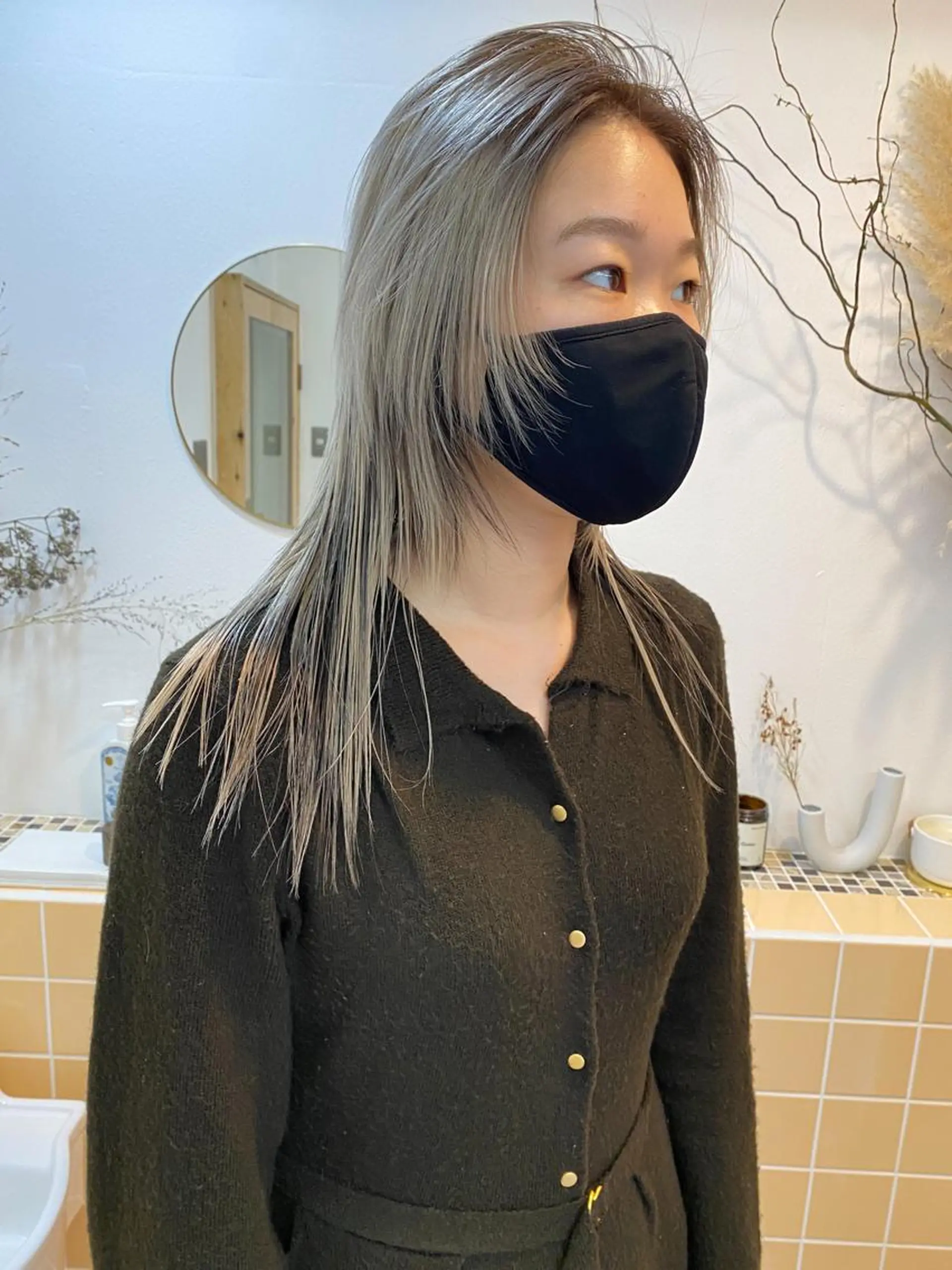 セミロング カラー 顔周りレイヤー/韓国 ブリーチminamiのヘアスタイル