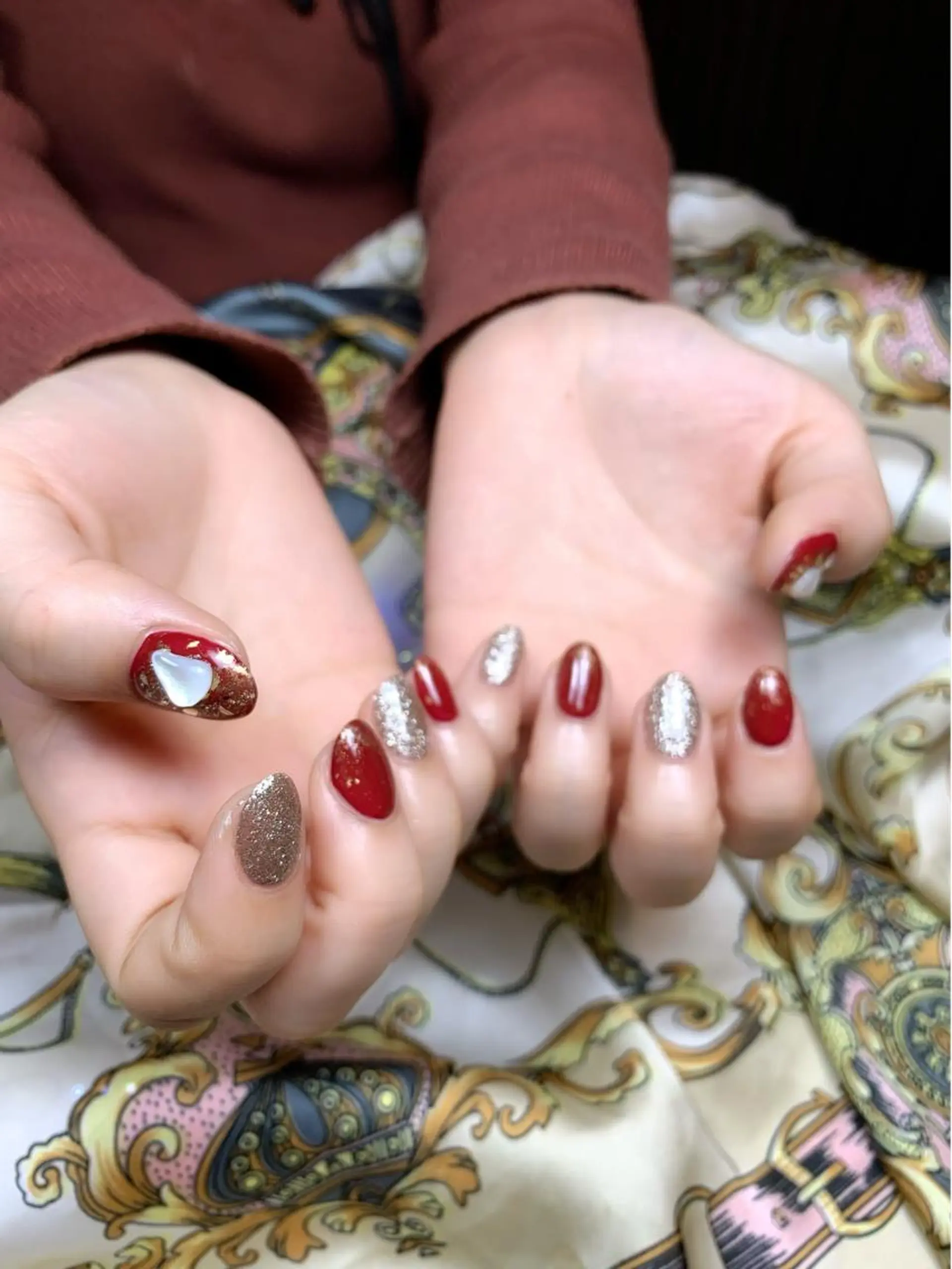 ネイル ゴールド 赤色 ハンドネイル Nail Salon R.N アールドットエヌ所属・R.N アールドットエヌのネイルデザイン