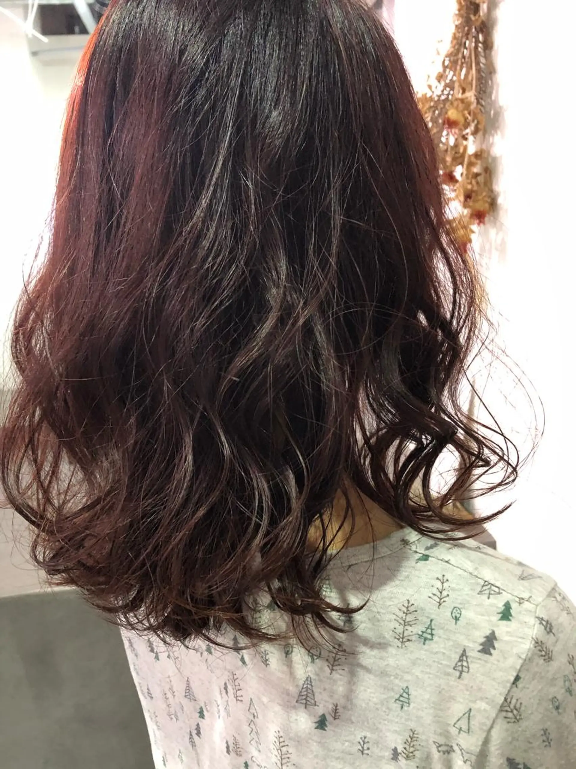 ミディアム カラー ブリーチ ブリーチなしカラー ピンクカラー 切りっぱなしボブ／ 暖色カラー／なつみのヘアスタイル