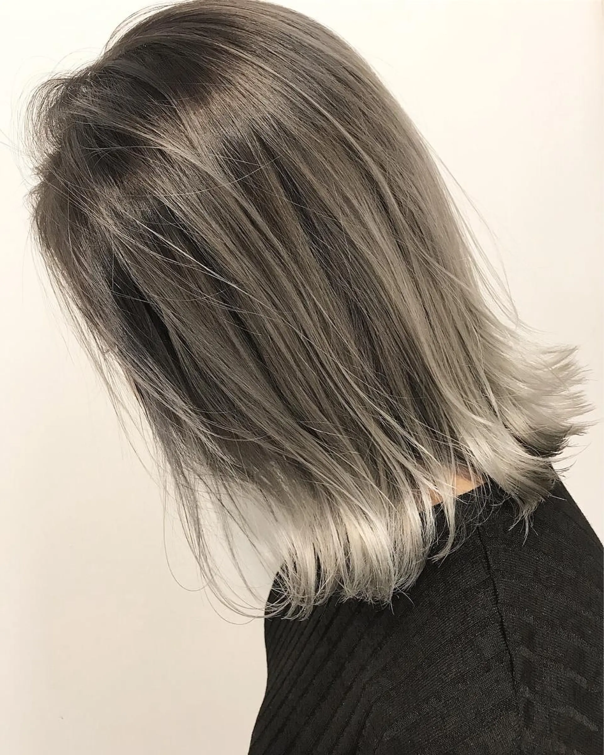 ミディアム カラー バレイヤージュ シルバー ホワイトシルバー レイヤーカット grow恵比寿【グロウ】髪質改善/ハイライト/ブリーチ/レイヤーカット所属・奥野 貴史　代表　レイヤーのヘアスタイル