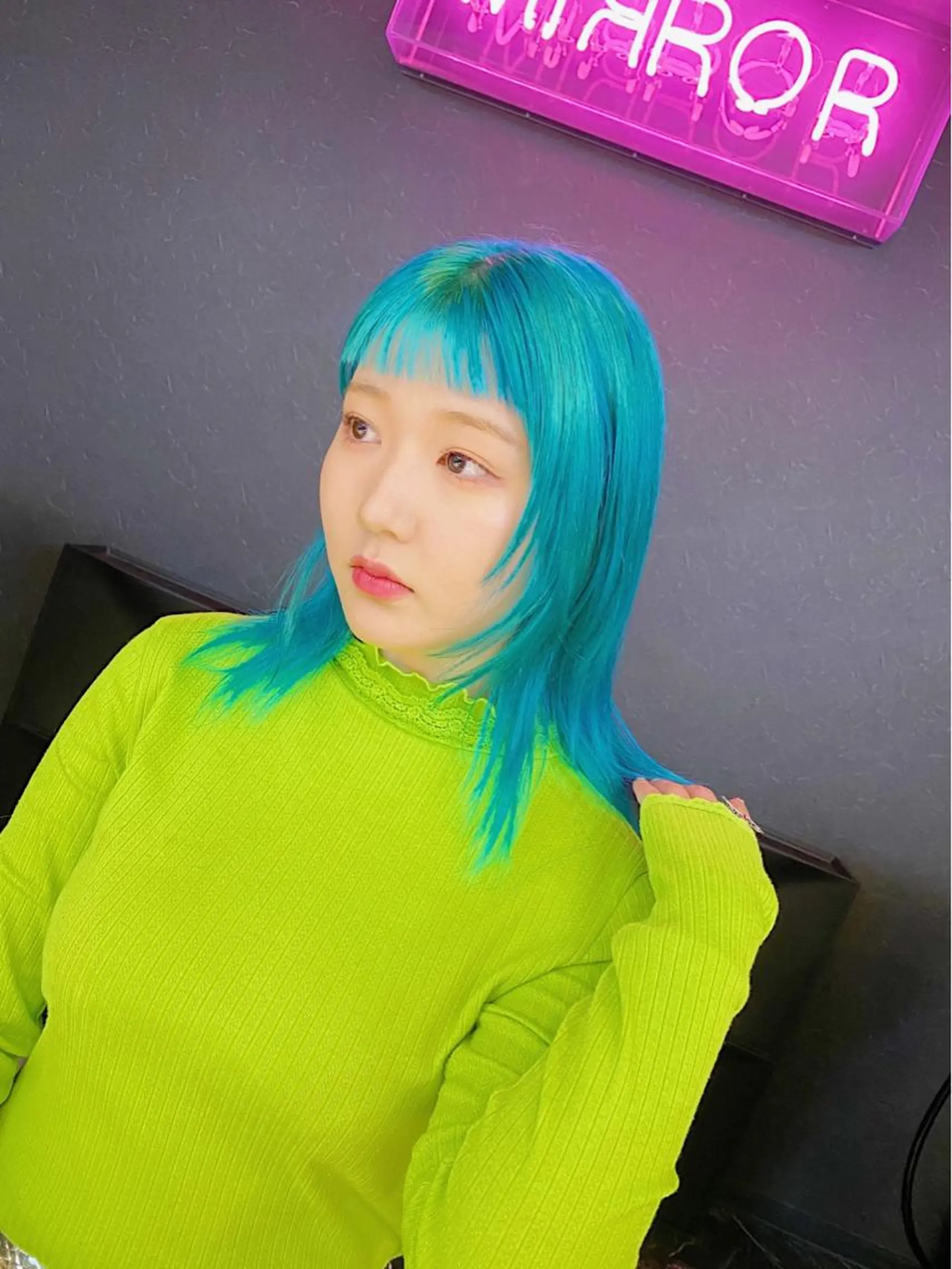 カラー メンズ メンズブリーチ メンズハイライト メンズハイトーン メンズインナーカラー 学生（メンズ向け） JuNブリーチに 縮毛矯正するプロのヘアスタイル