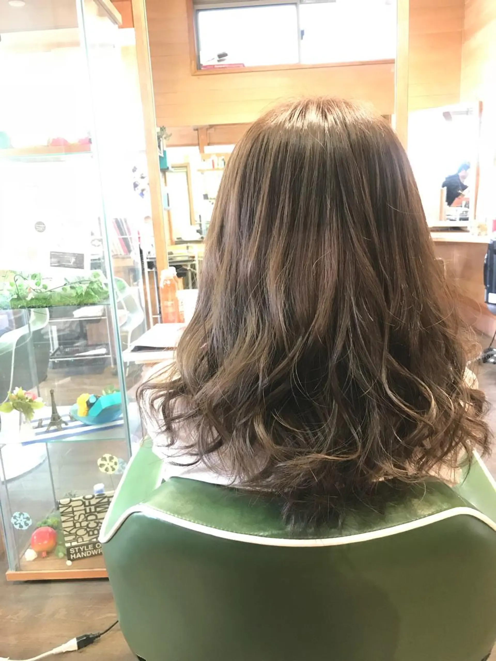 セミロング カラー 猪鼻  彩のヘアスタイル