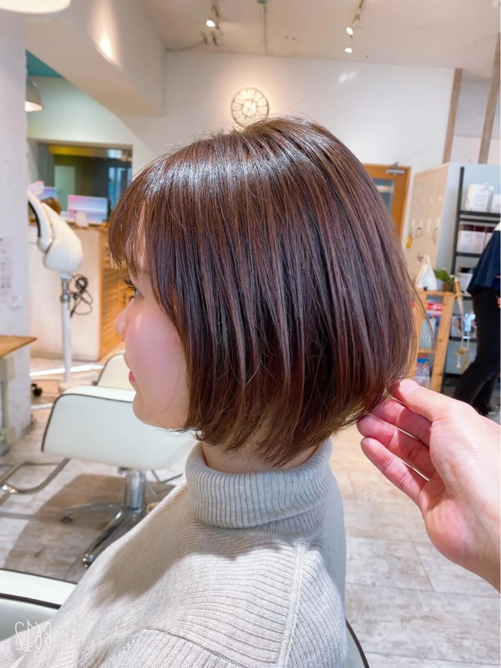 ショート esse大阪茶屋町店所属・レイヤーカット 新井田陽寿のヘアスタイル