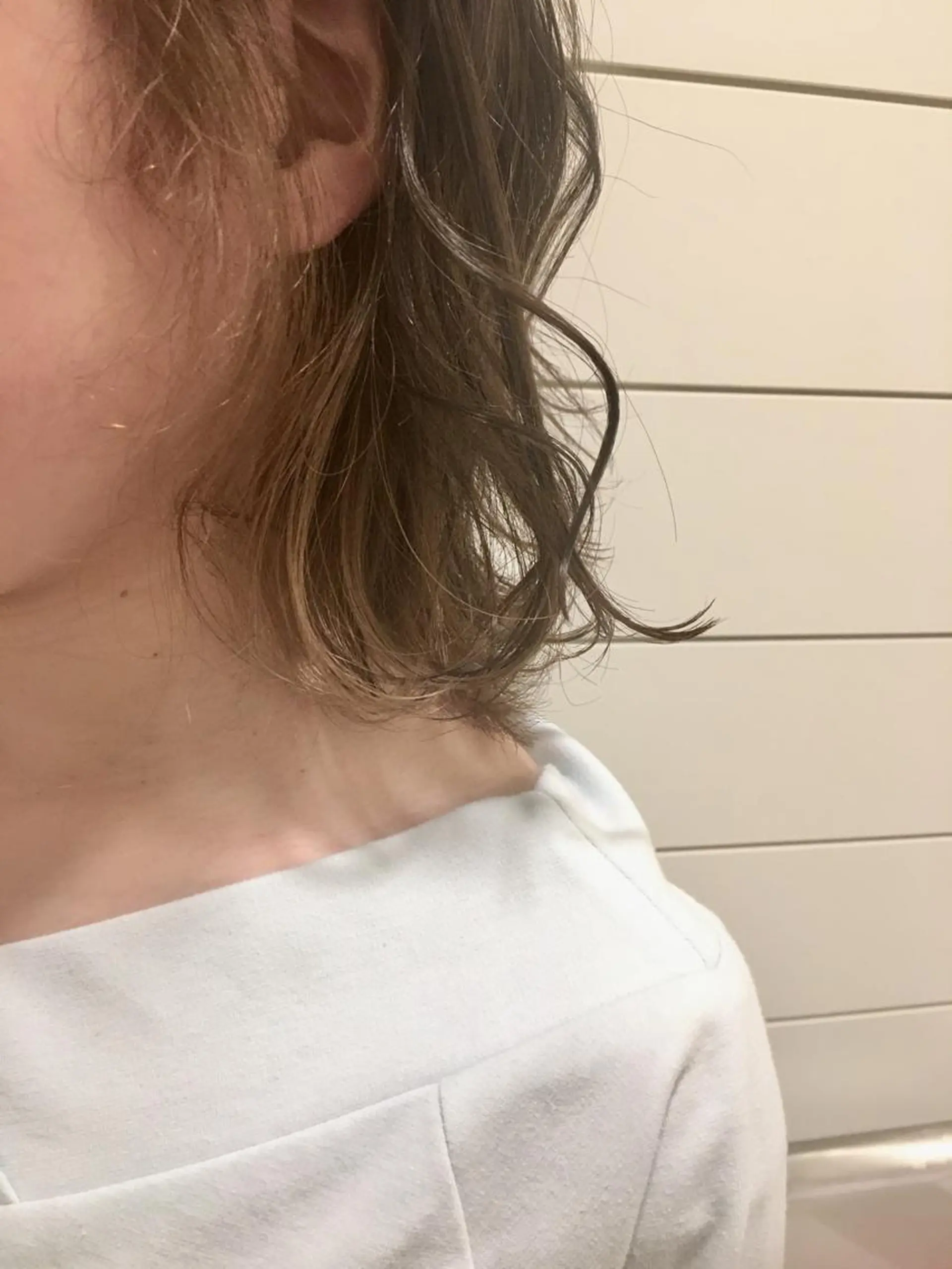 セミロング カラー アッシュ ベージュカラー ブリーチ 鍵山 千秋のヘアスタイル