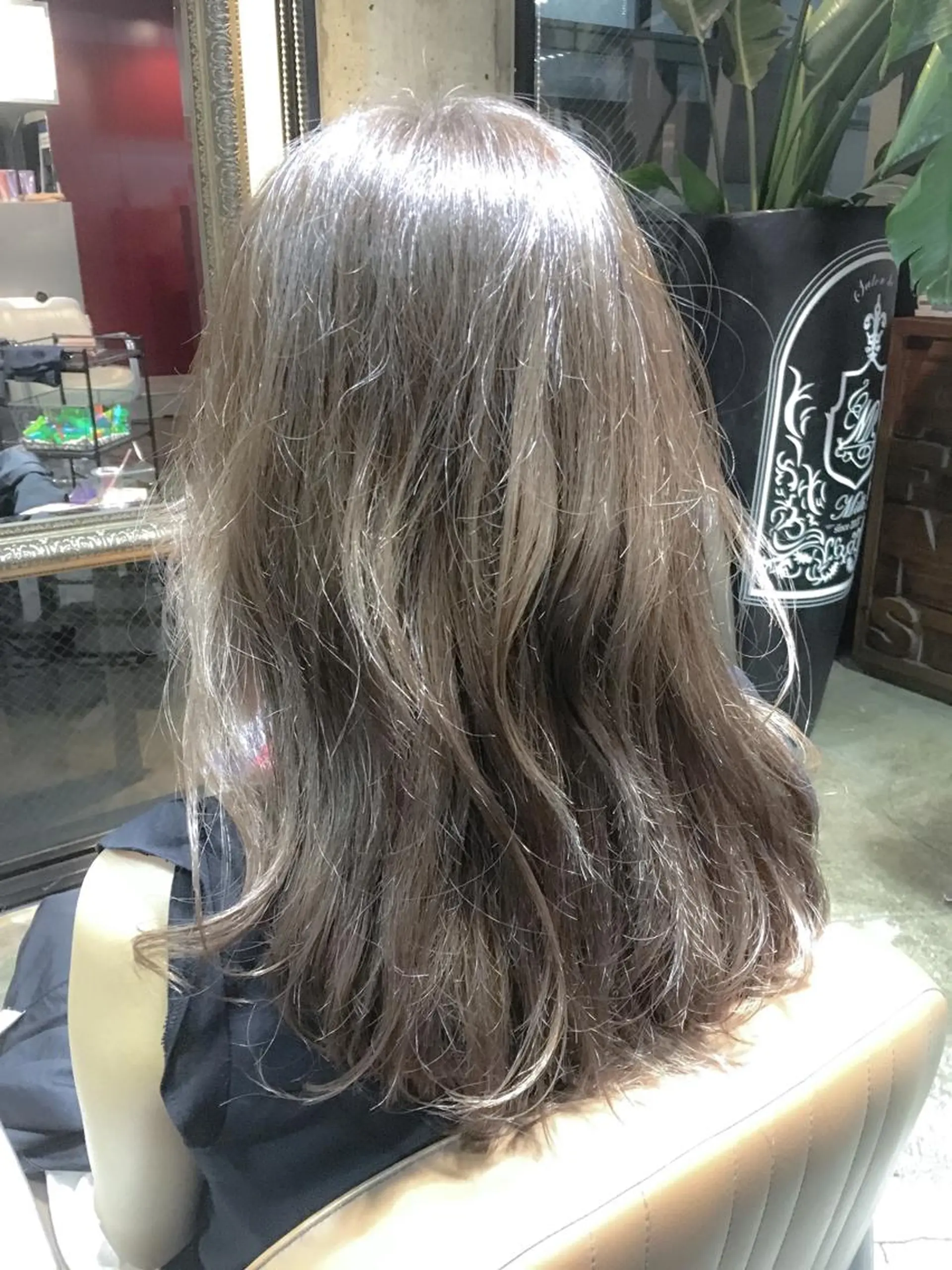 セミロング カラー グレージュ シルバー シルバーグレージュ 北條 優輝のヘアスタイル