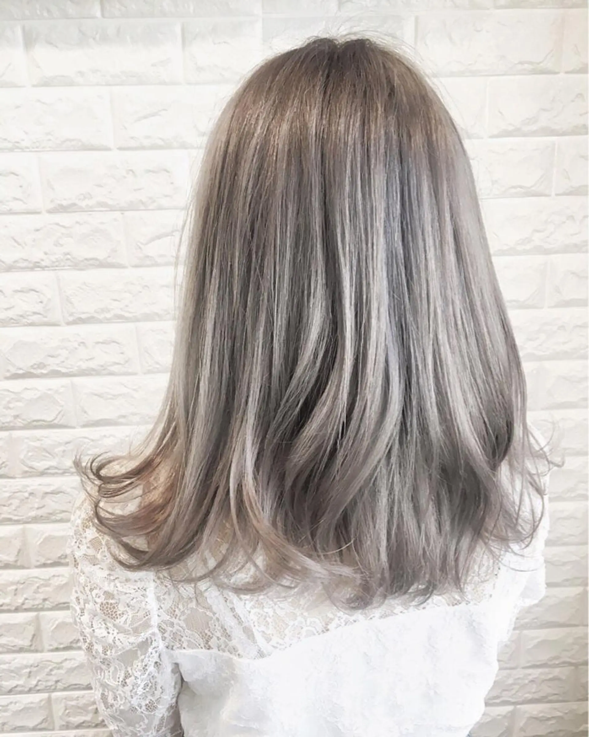 カラー ハイトーンカラー ヘアカラー トリートメント 西本 夏美のヘアスタイル