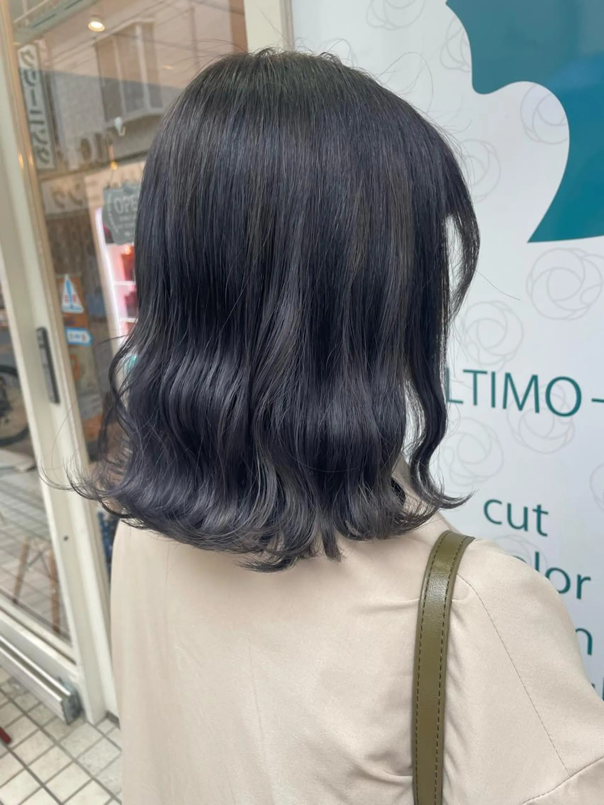 カラー 黒髪 ブリーチ ブルーカラー ブルーブラック ボブ 酒見 里奈のヘアスタイル