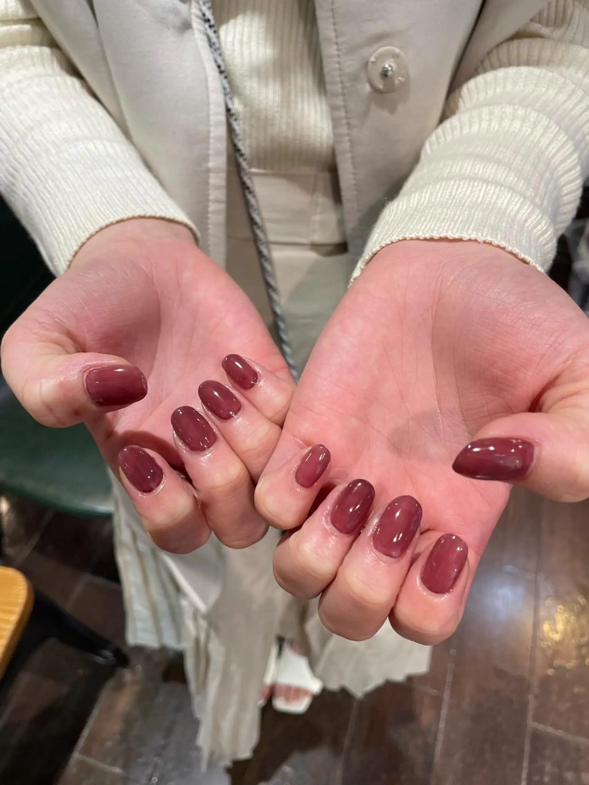 ネイル ミディアムネイル メンズネイル ワンカラーネイル 赤色 ‪るか/‪透明感 カラー/アレンジのヘアスタイル