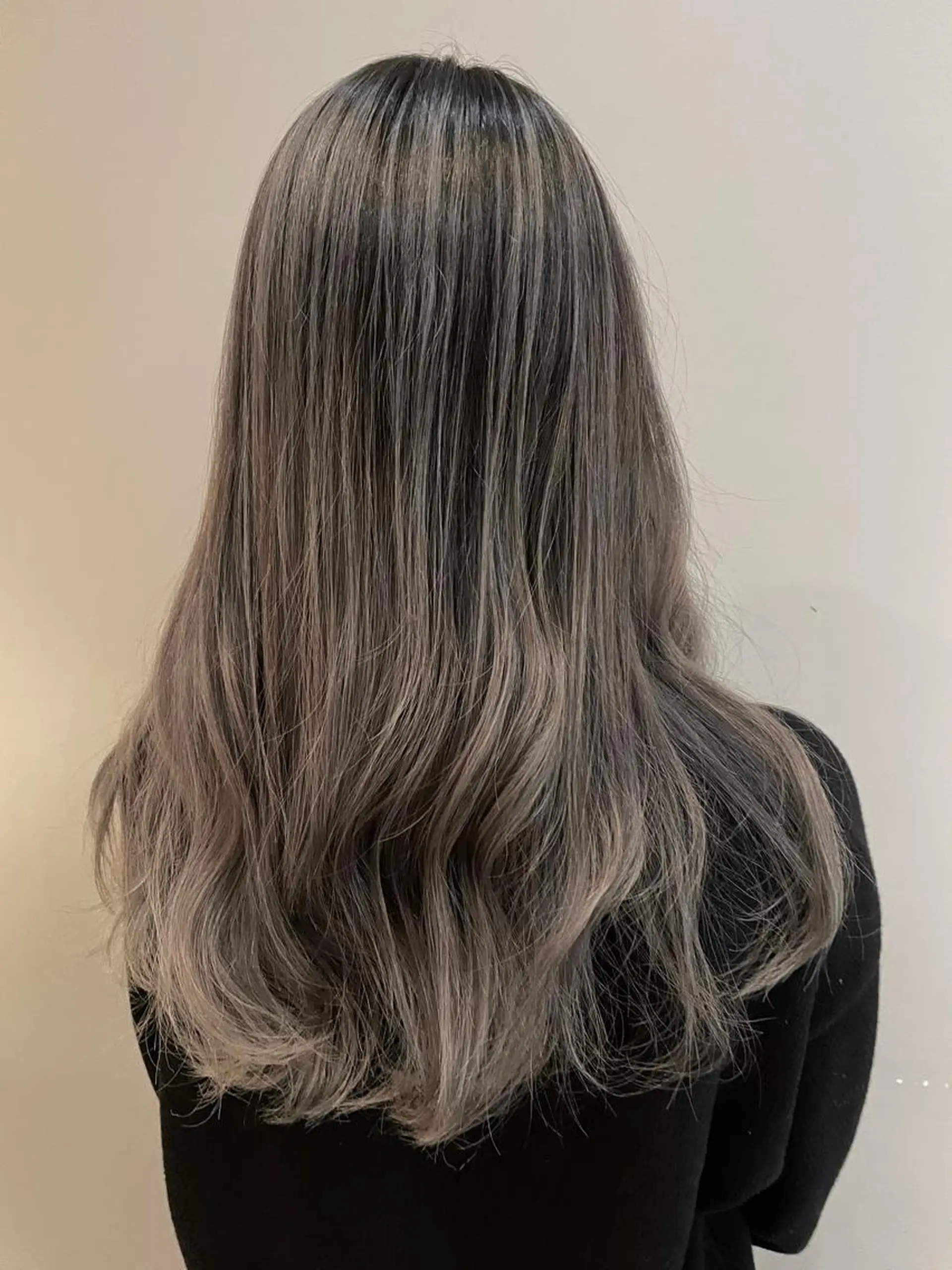 セミロング カラー 三浦 瑠璃のヘアスタイル