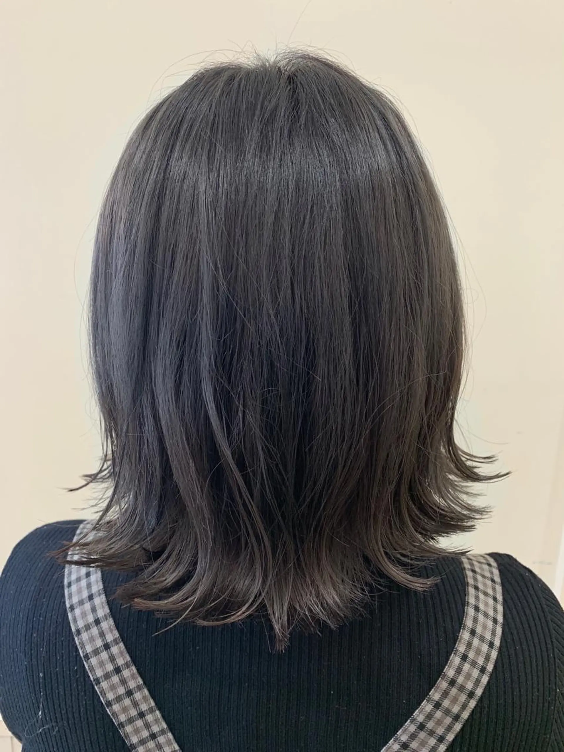 ショート カラー ブリーチ グレージュ シルバー シルバーグレージュ カット ヘアカラー トリートメント ぱつっとボブ/ 小野あかねのヘアスタイル