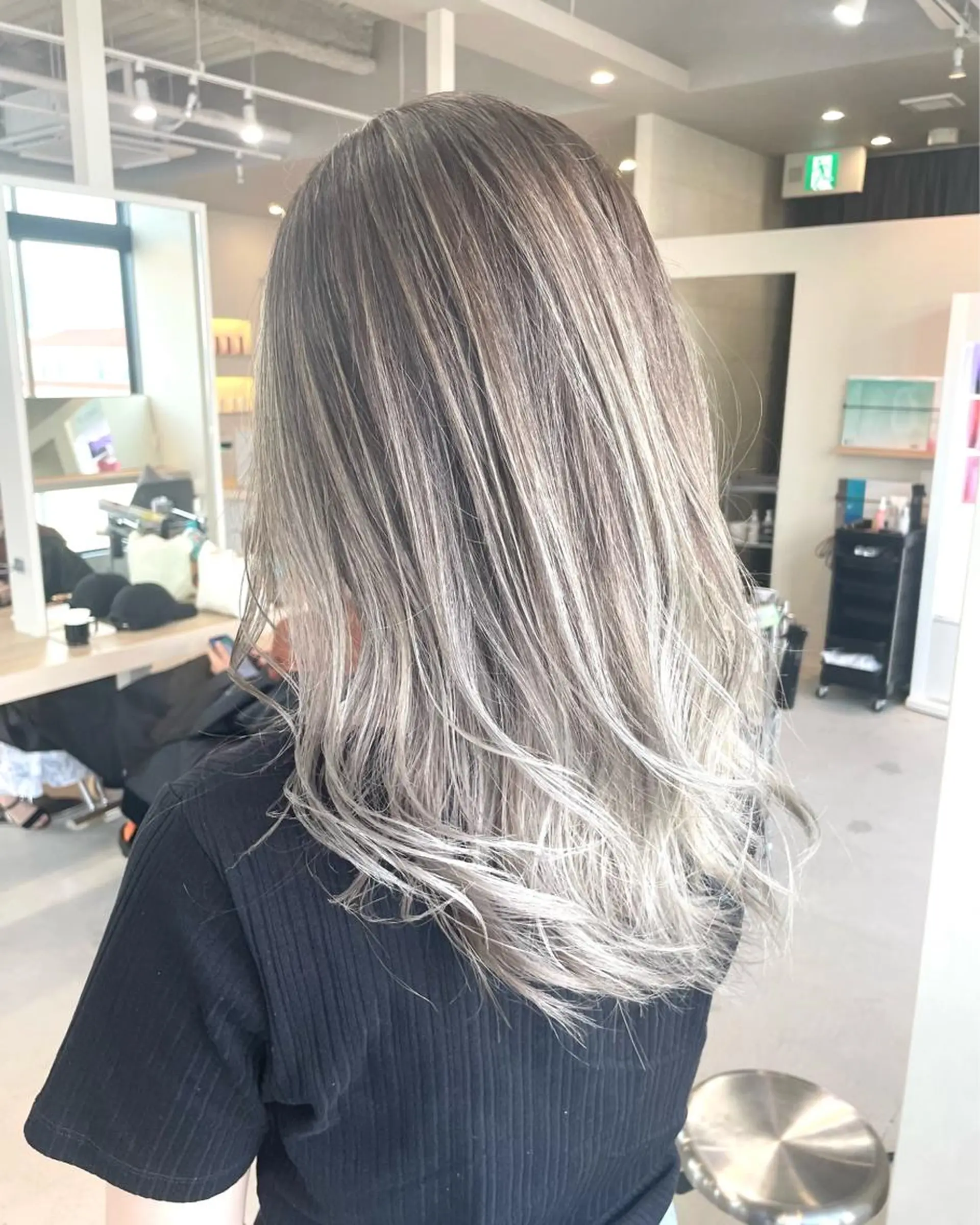 セミロング カラー アディクシーカラー バレイヤージュ ベージュカラー ブリーチ ケアブリーチ Lia所属・皆木 智晴のヘアスタイル