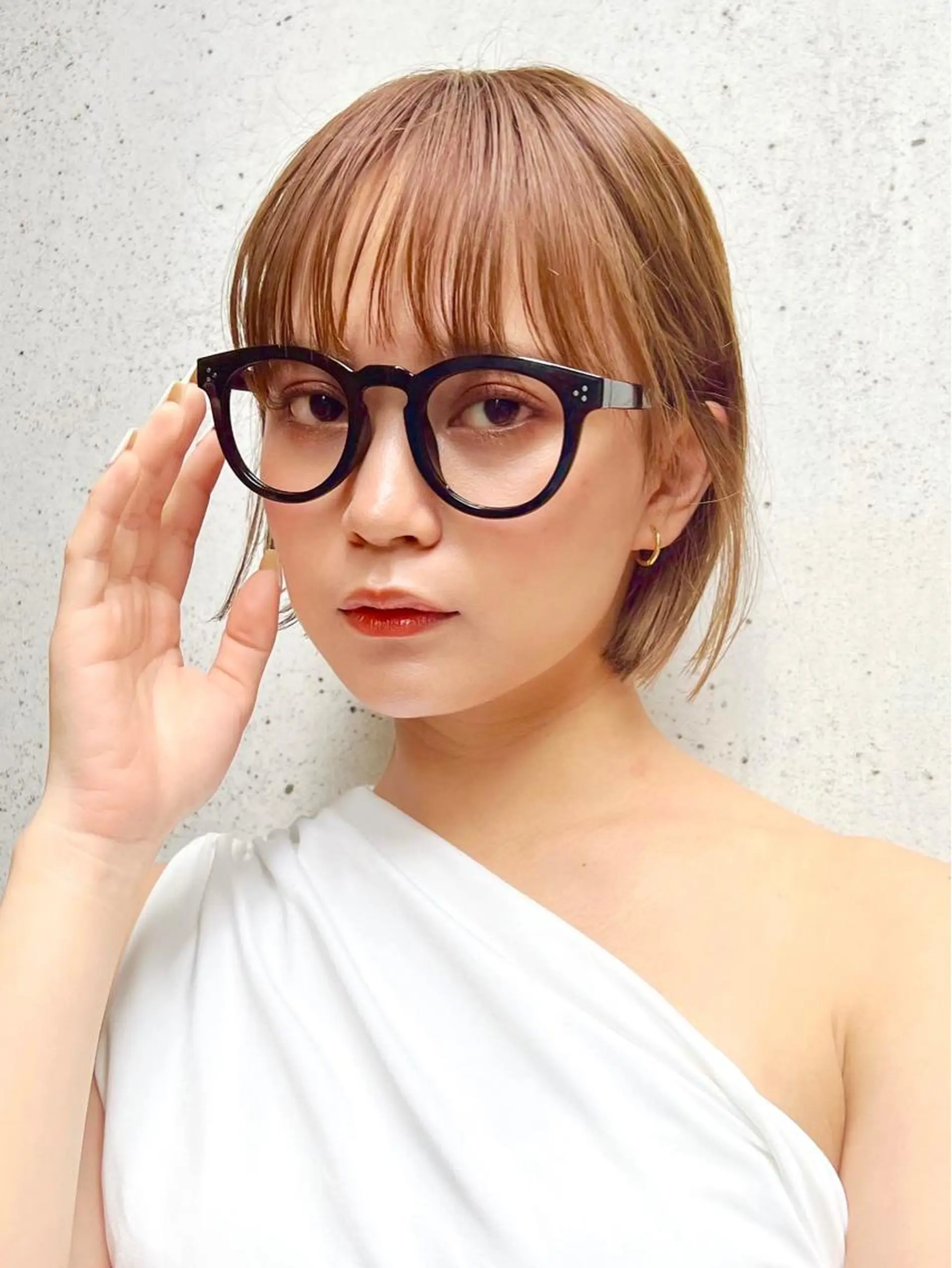 ショート カラー 切りっぱなしボブ 前下がりボブ ブリーチ グレージュ イルミナカラー カット ヘアカラー トリートメント レイヤー専門家 ダブルカラー修のヘアスタイル