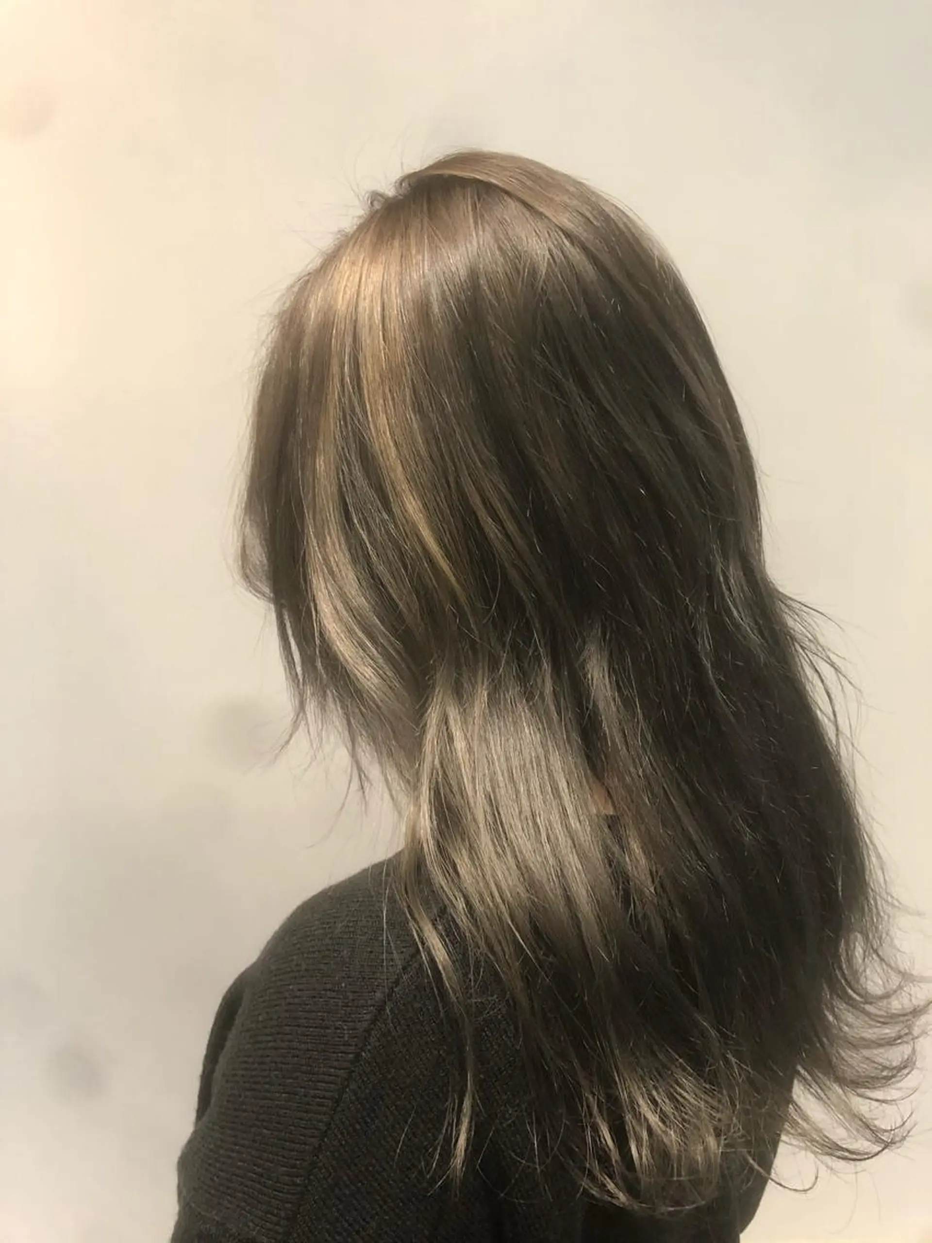 セミロング カラー ブリーチ グレージュ ワタナベ テルマサのヘアスタイル