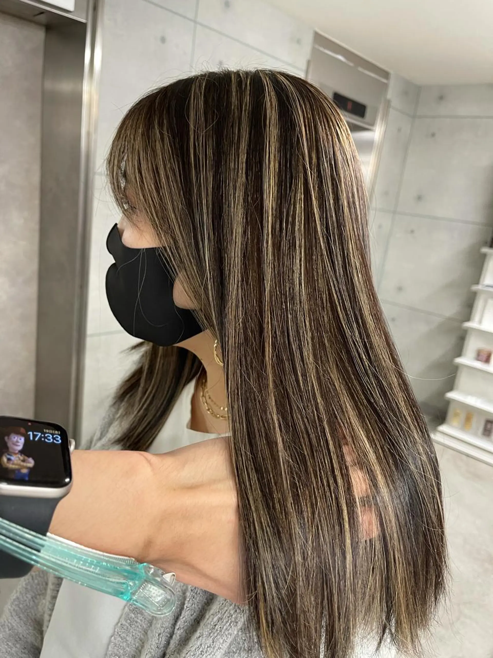 ロング カラー ブリーチ ケアブリーチ ハイライトカラー ハイライト ヘアカラー オフホワイトアンドなんば所属・福西 洋斗のヘアスタイル