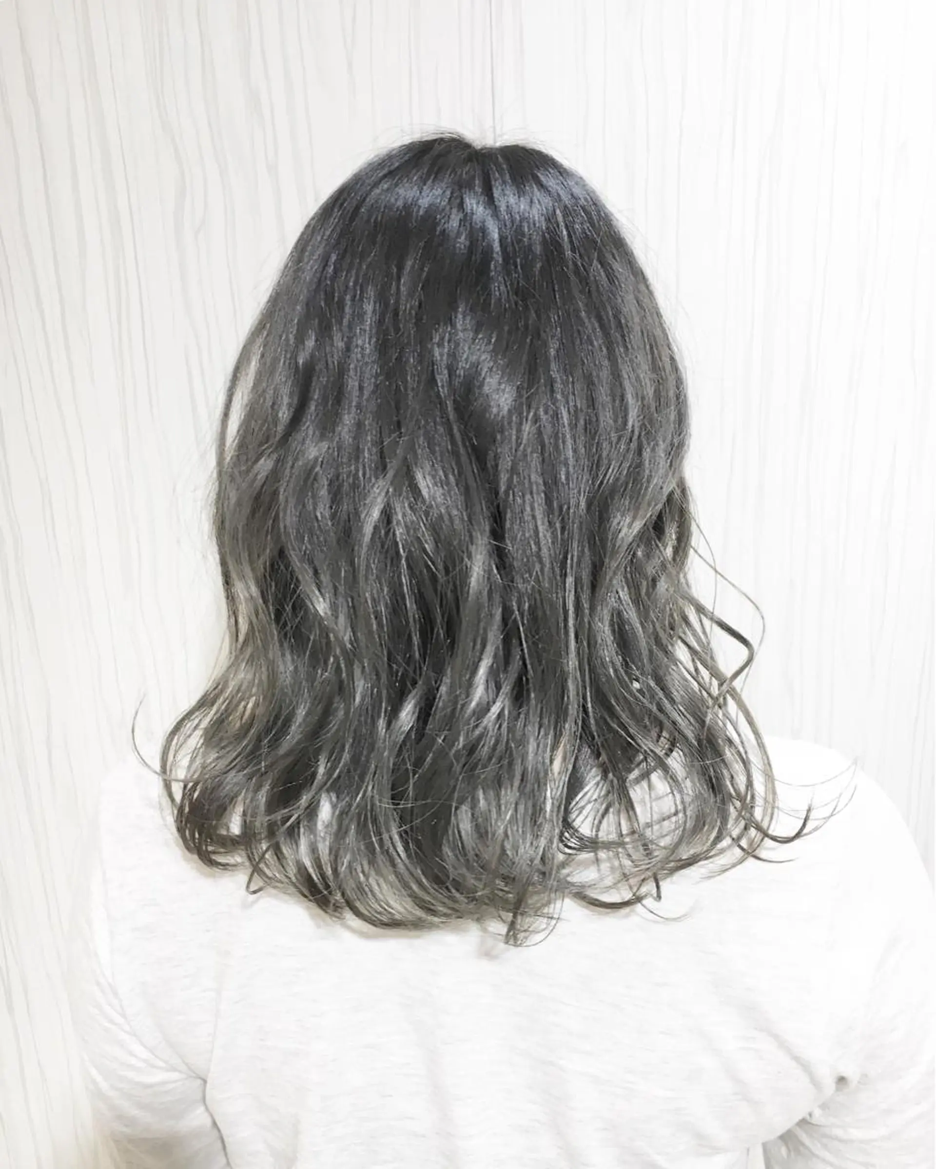 セミロング カラー パーマ ヘアアレンジ アッシュ シルバー シルバーアッシュ ✨艶髪✨透明感✨ 山内大樹のヘアスタイル