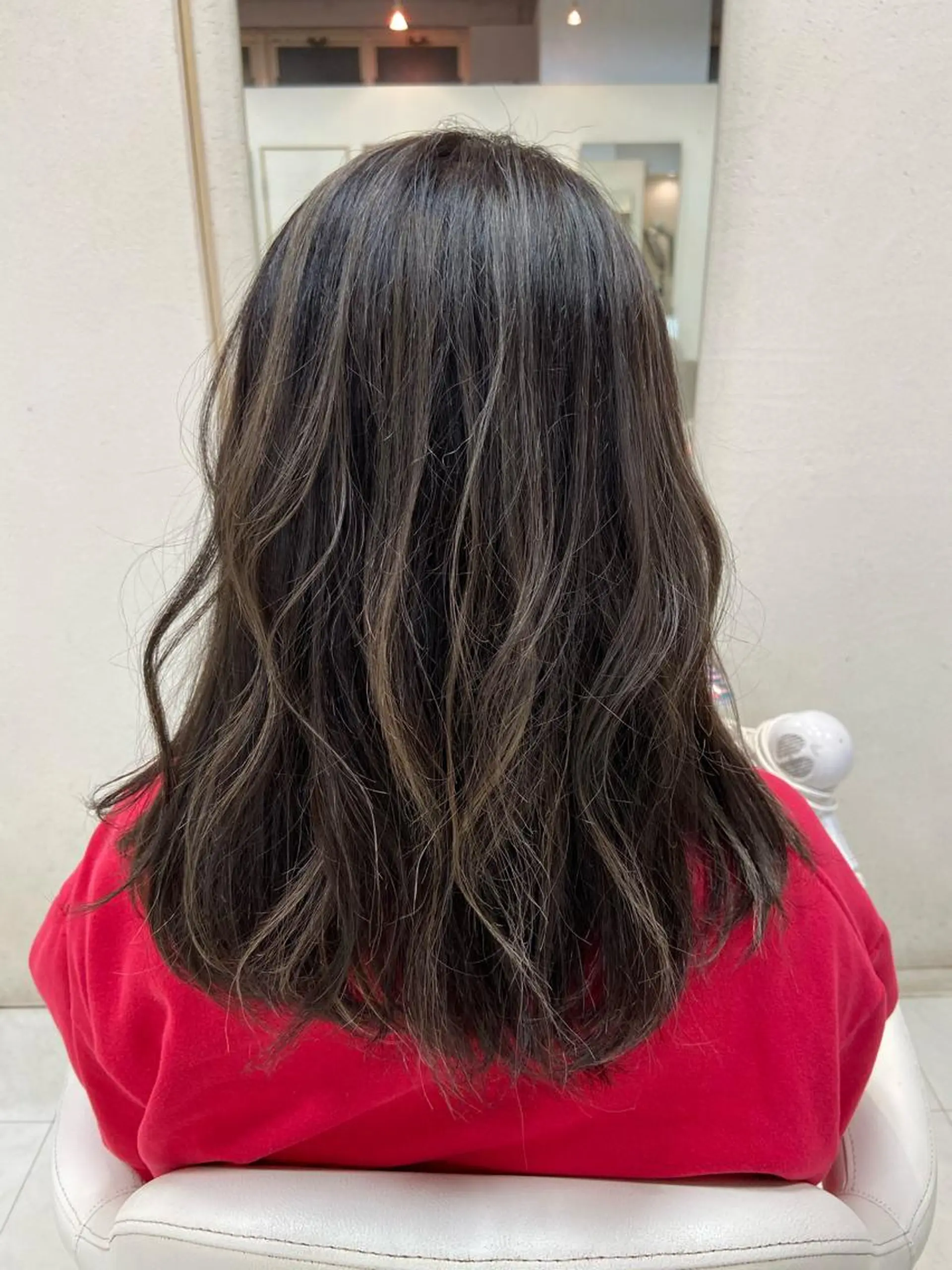 セミロング カラー ブリーチ ハイライトカラー シルバー ハイライト ヘアカラー 菊地 美憂のヘアスタイル