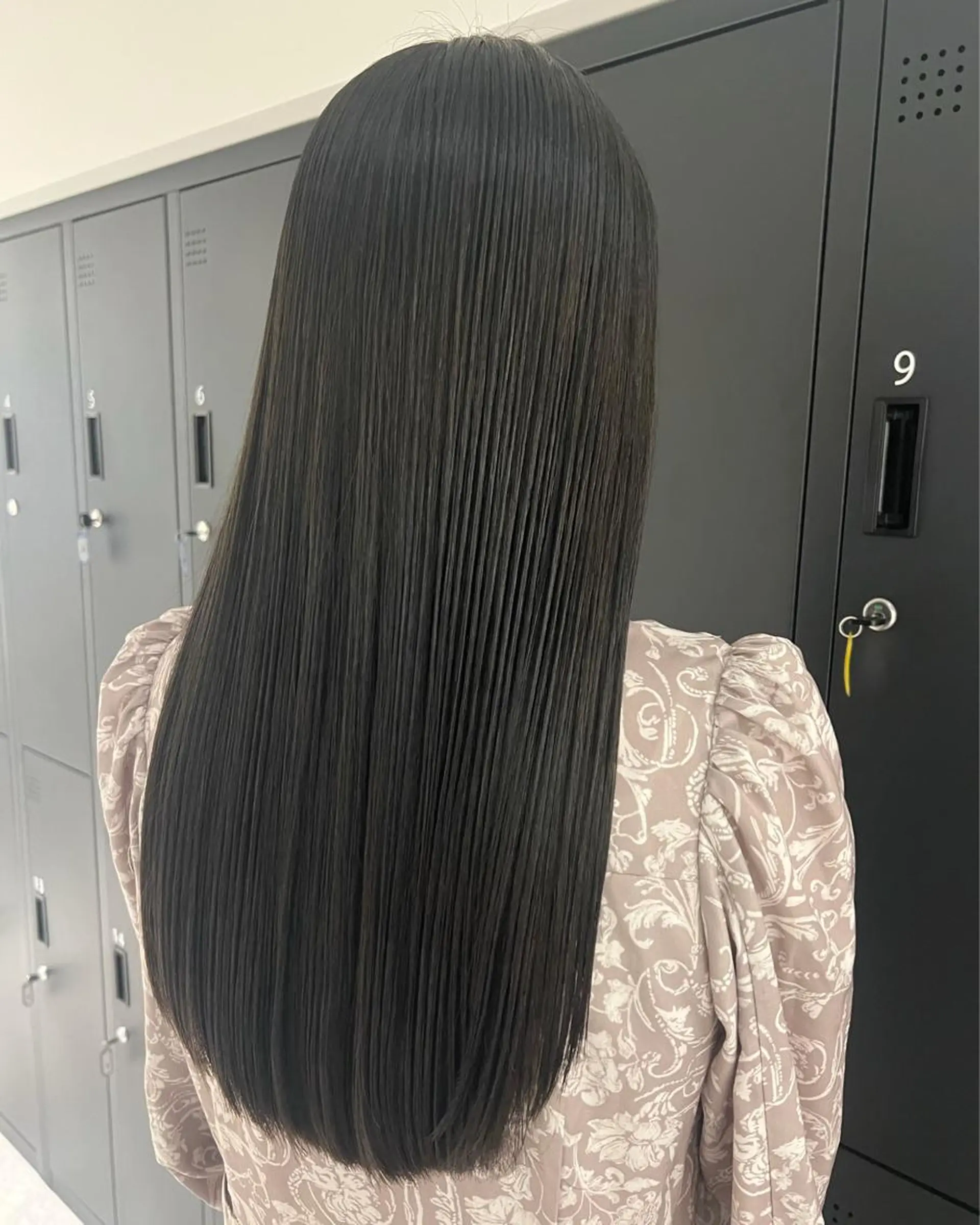 ロング カラー ダークグレー 暗髪カラー🫐パーマ おくだりんかのヘアスタイル