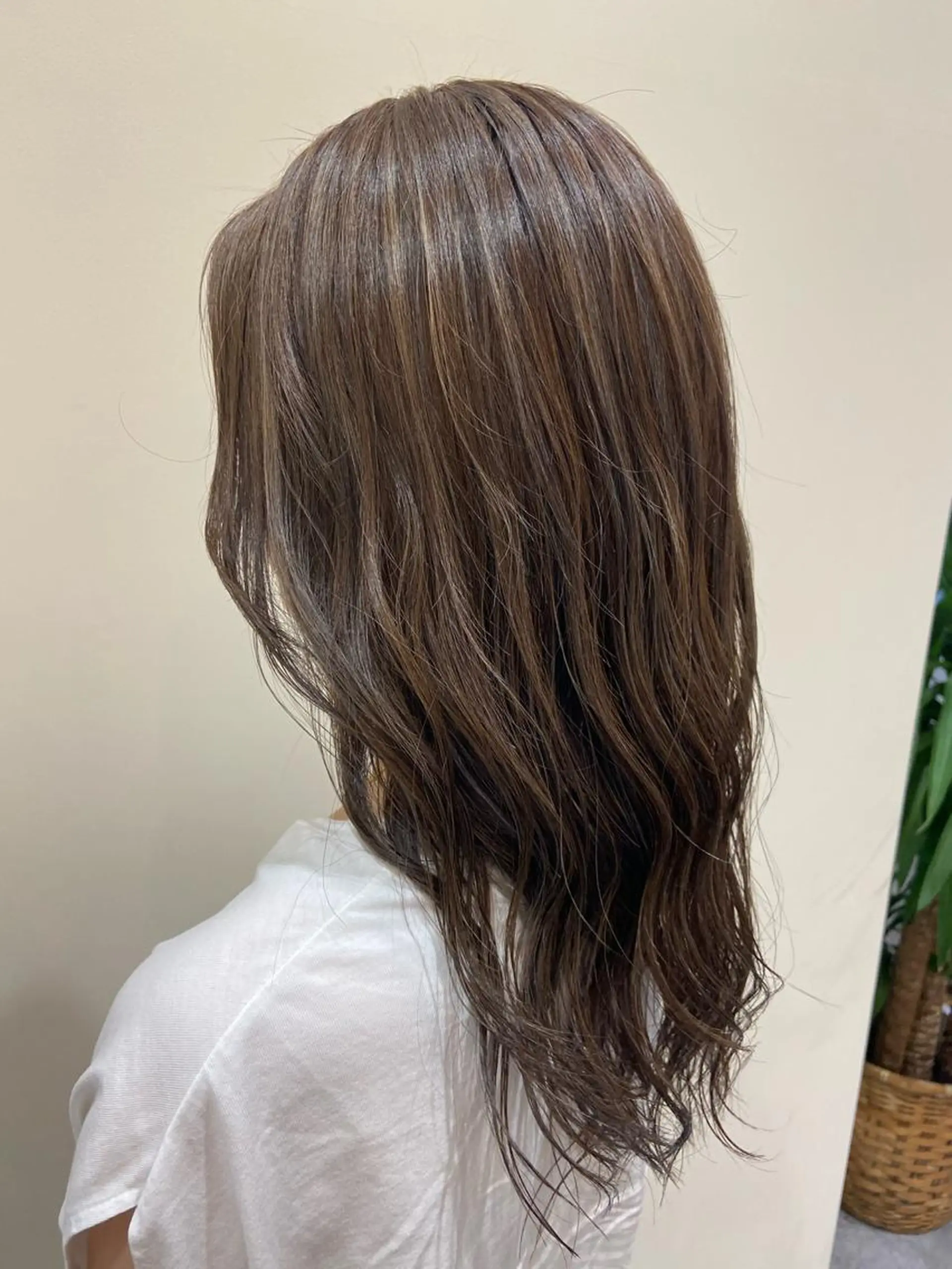 セミロング カラー ハイライトカラー 3Dハイライト ハイライト ヘアカラー トリートメント Amour なぐらのヘアスタイル