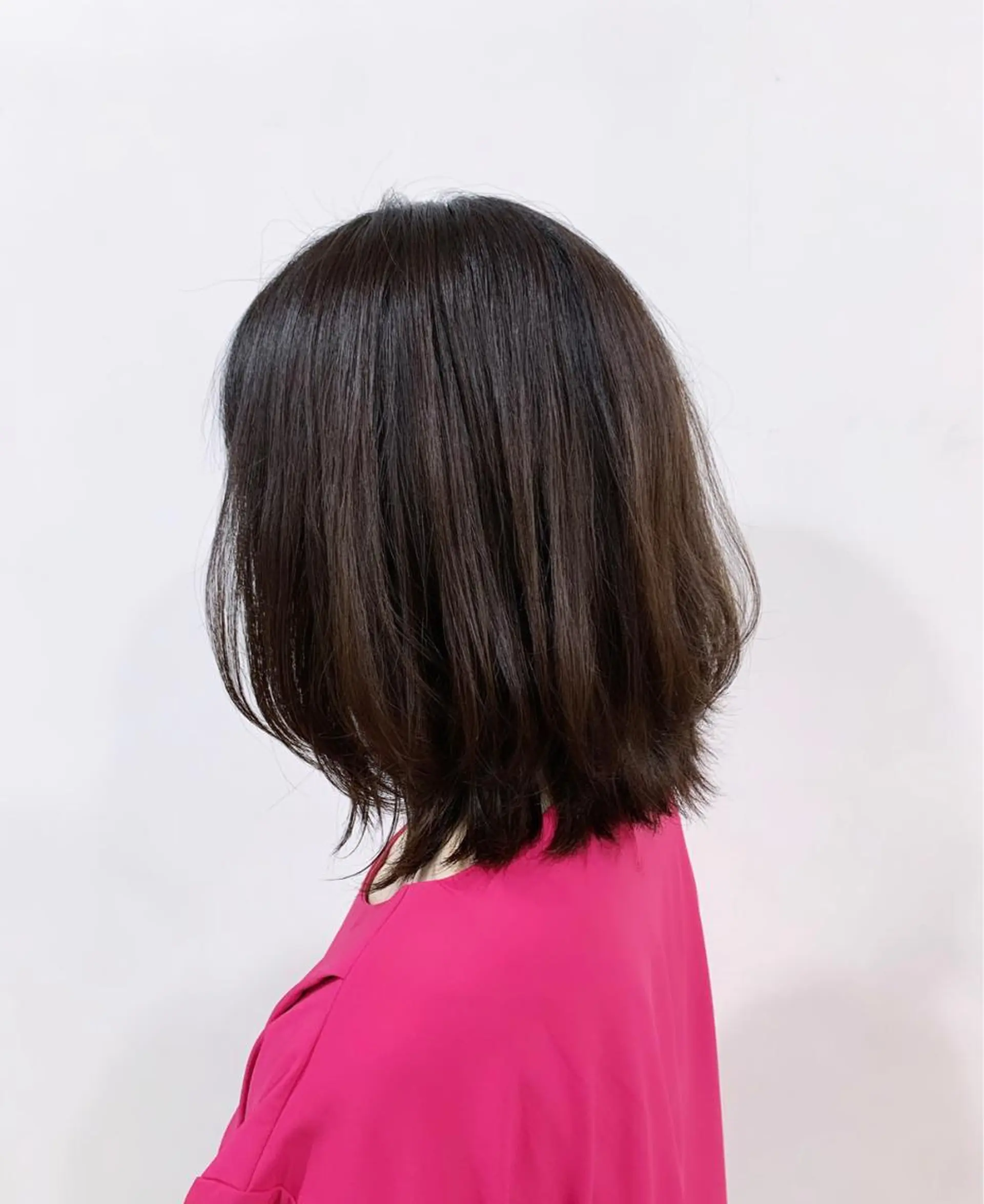 ミディアム レイヤーカット 外ハネヘア 間水 和樹のヘアスタイル