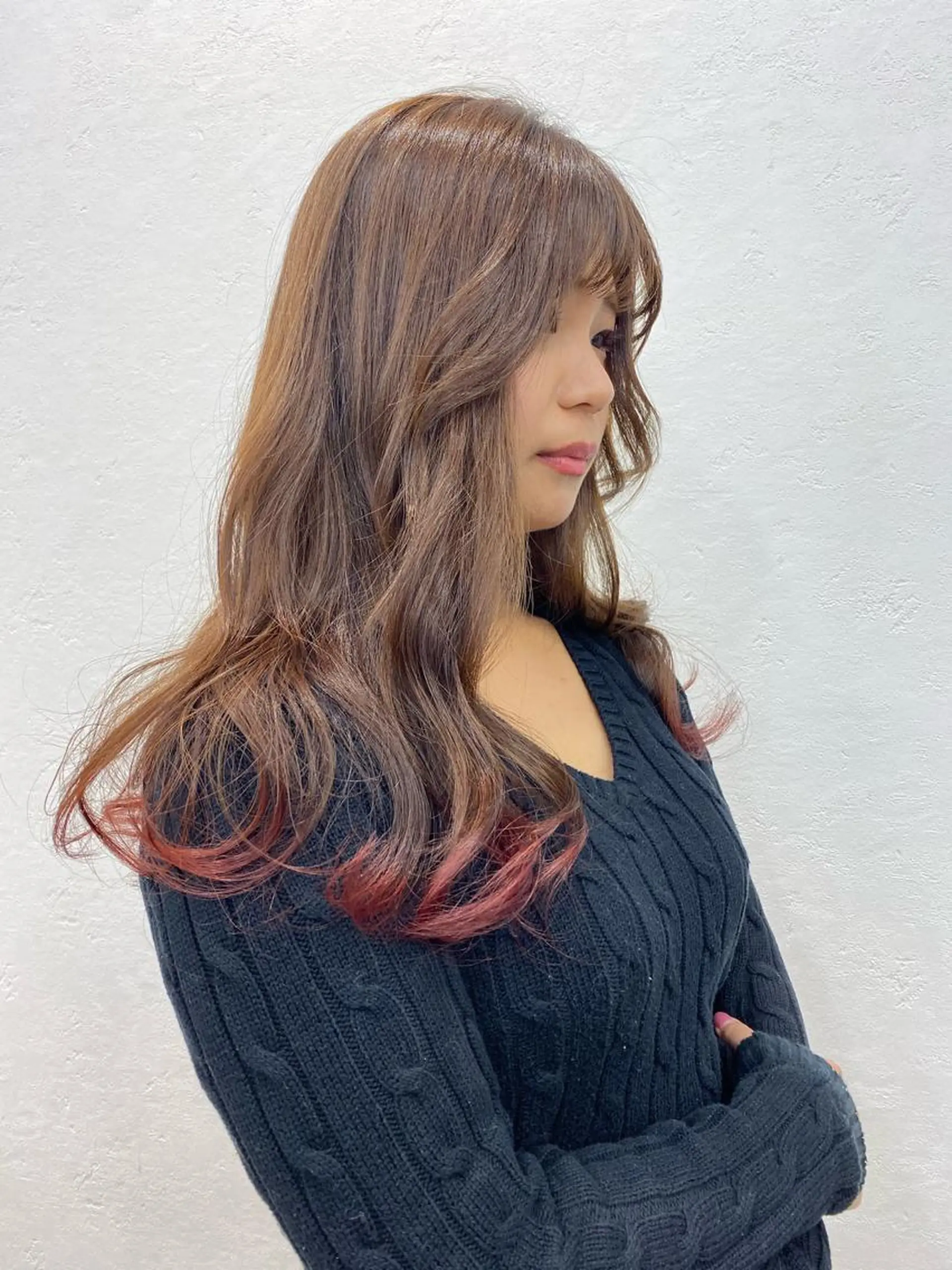 ロング カラー ブリーチ グラデーションカラー オリーブ/アッシュ やわらか透明感カラーのヘアスタイル