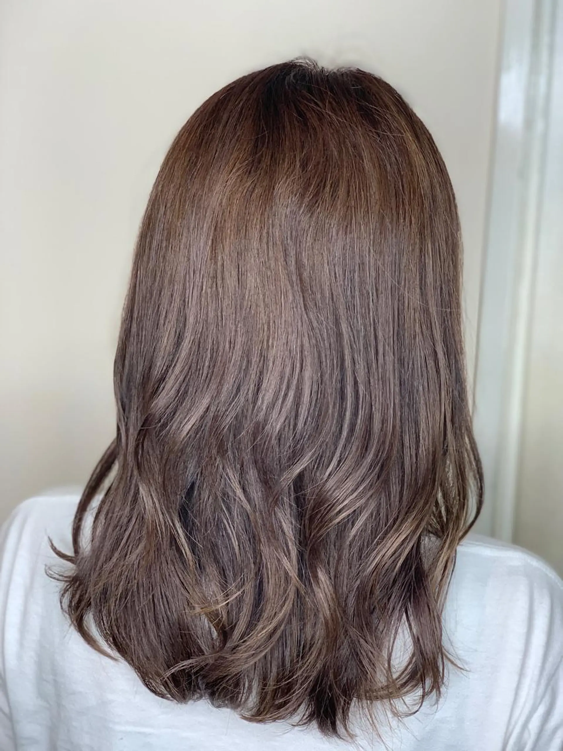 セミロング アッシュ Brooch ブローチのヘアスタイル