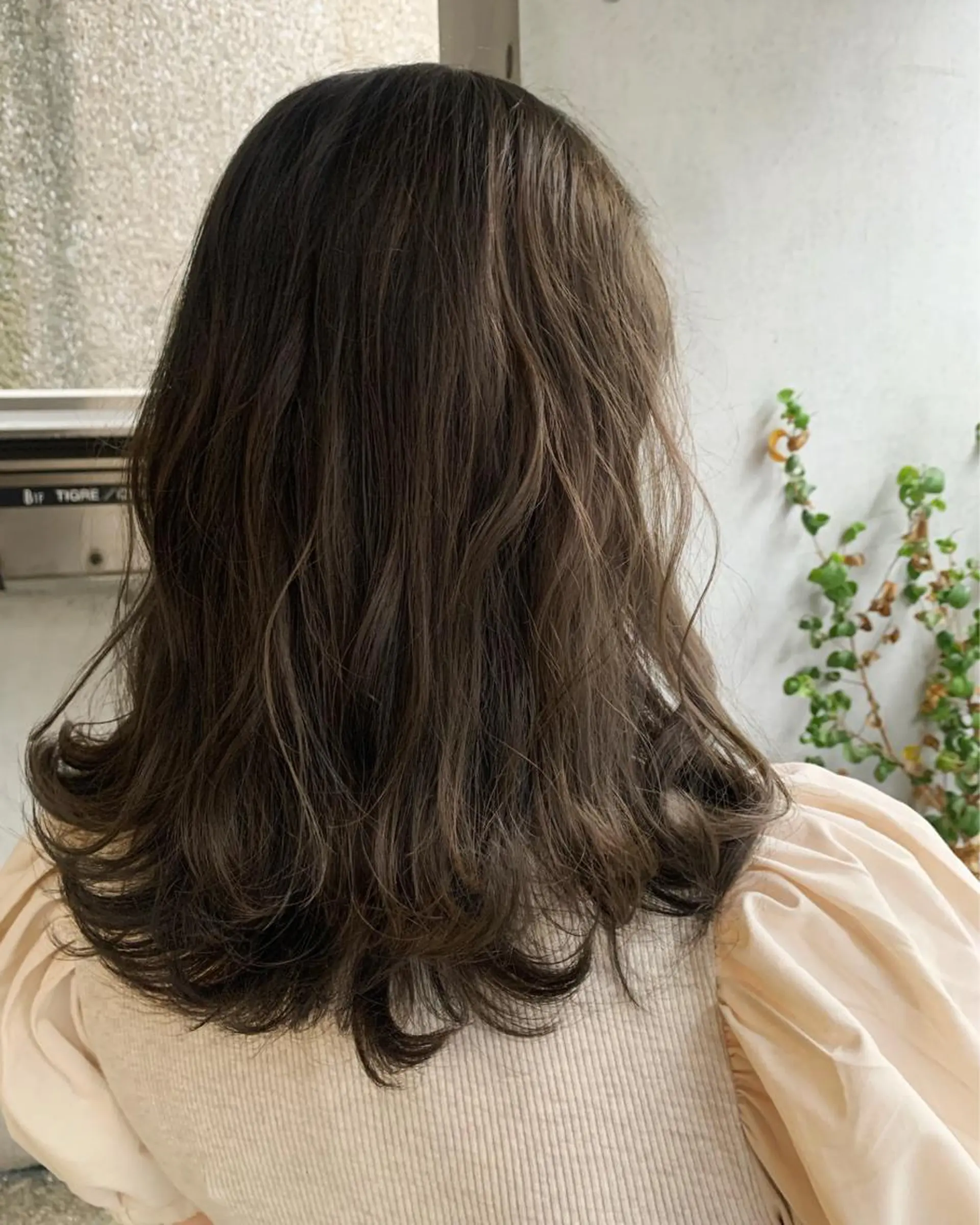 ミディアム カラー グレージュ NERO 眞下秋歩のヘアスタイル