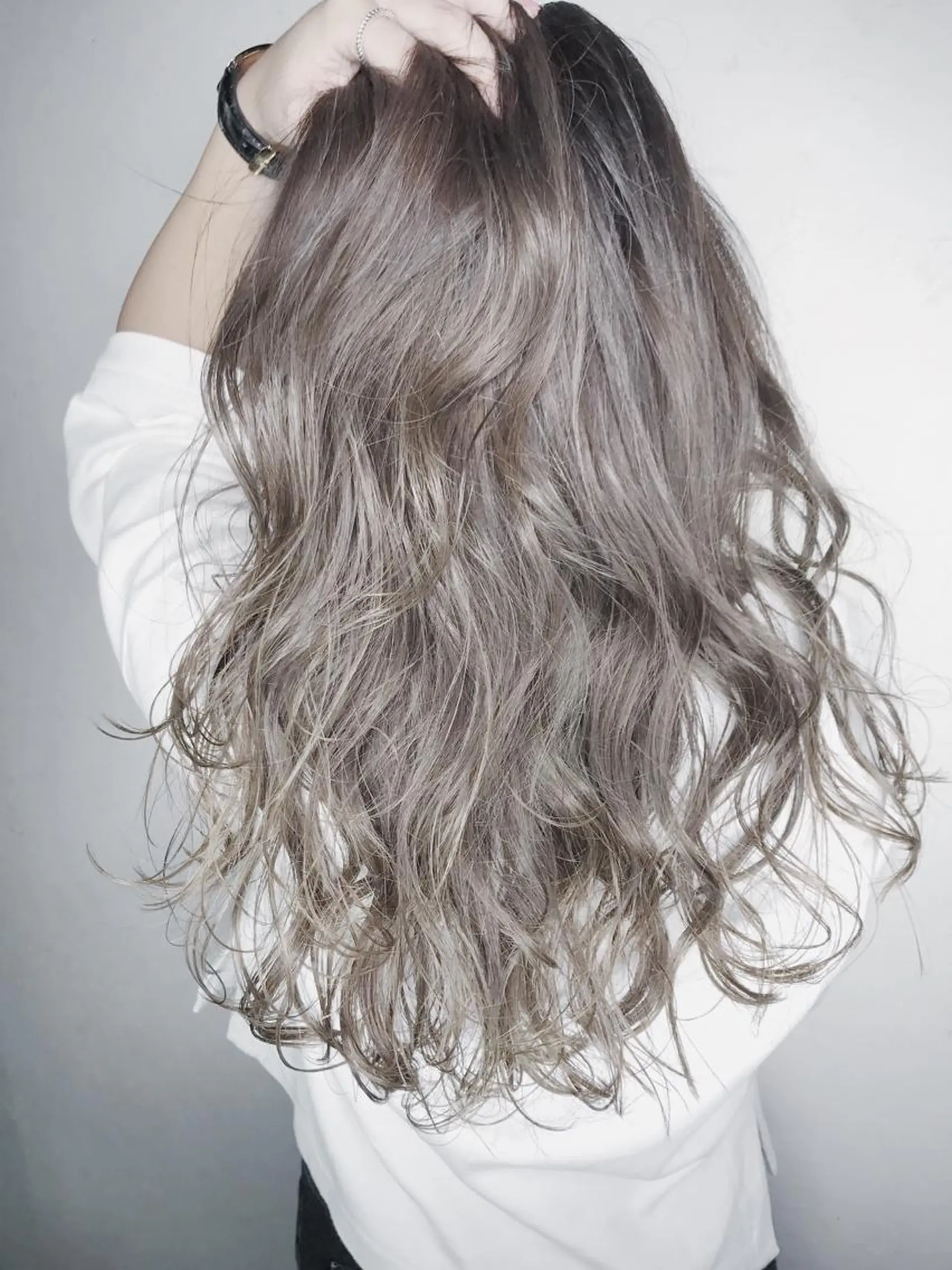 ロング カラー グラデーションカラー グレージュ ハイライトカラー ハイライト DUMBO所属・【完全マンツー 恵比寿】佐藤 翔のヘアスタイル