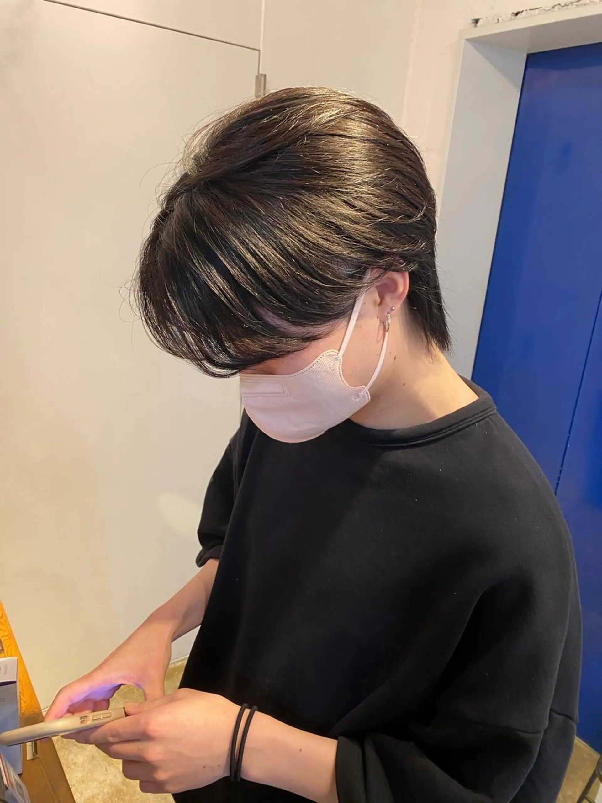 ミディアム メンズ センターパート くびれヘア JINKIメンズ特化 メンズカットパーマのヘアスタイル