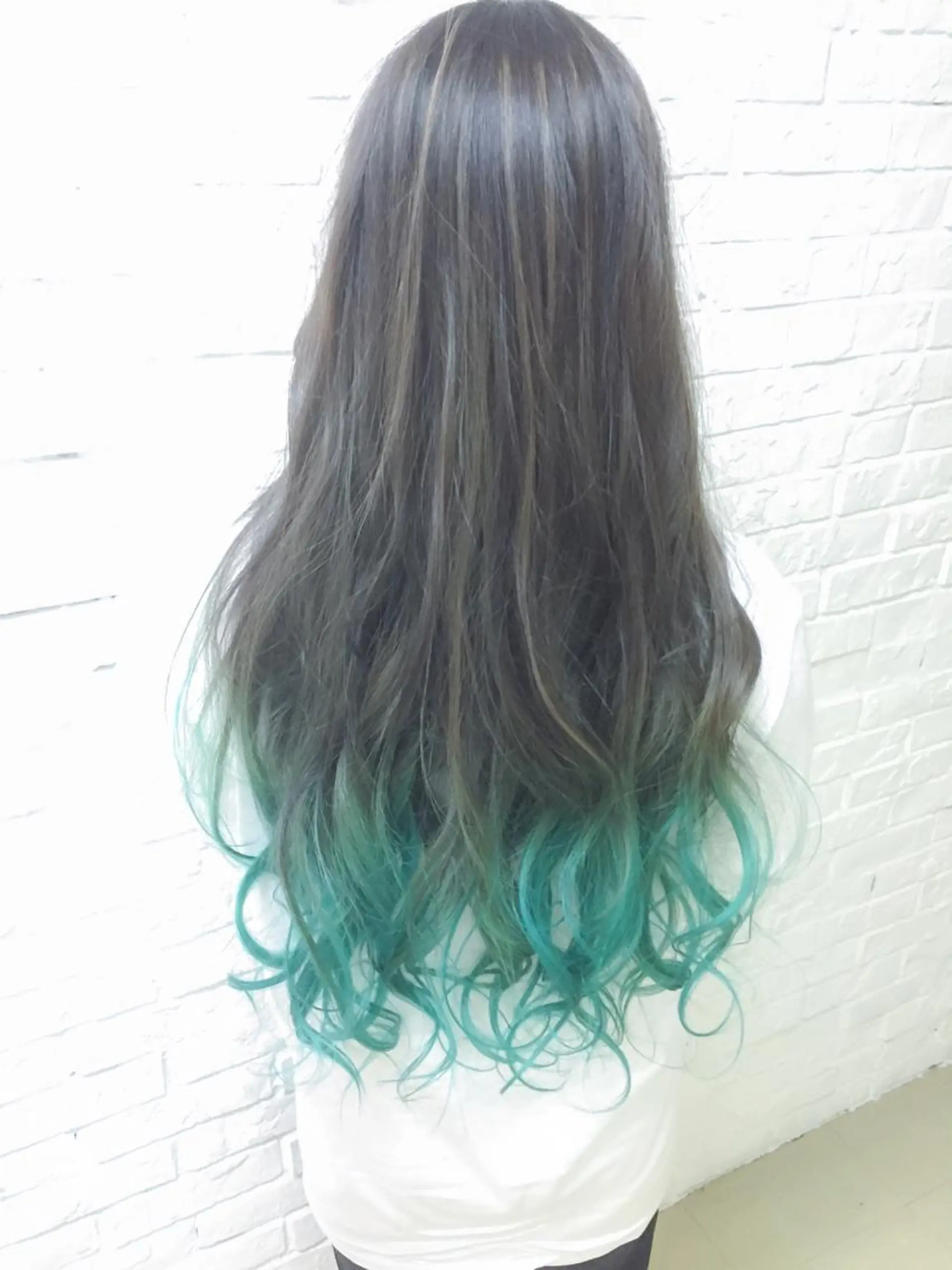 ロング カラー グラデーションカラー ハイライトカラー ハイライト エクステリピート率 No.1 菊池　悠介のヘアスタイル