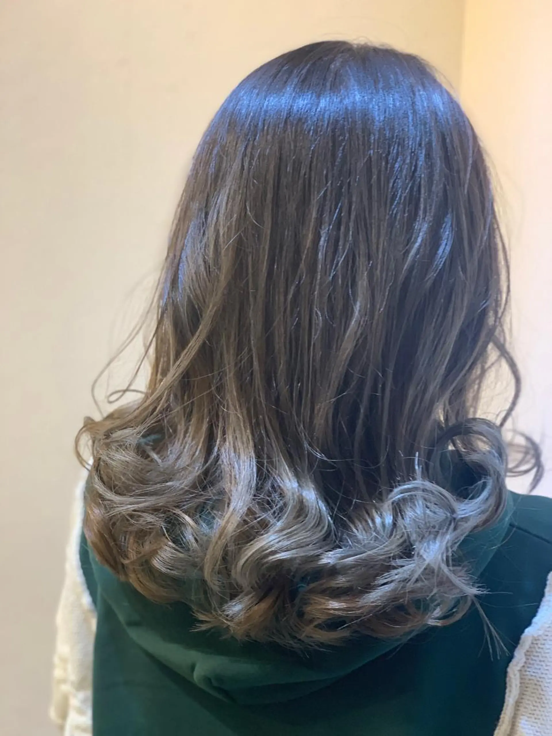 セミロング カラー イルミナカラー ハイライト✨髪質改善 TAKAさんです😊のヘアスタイル