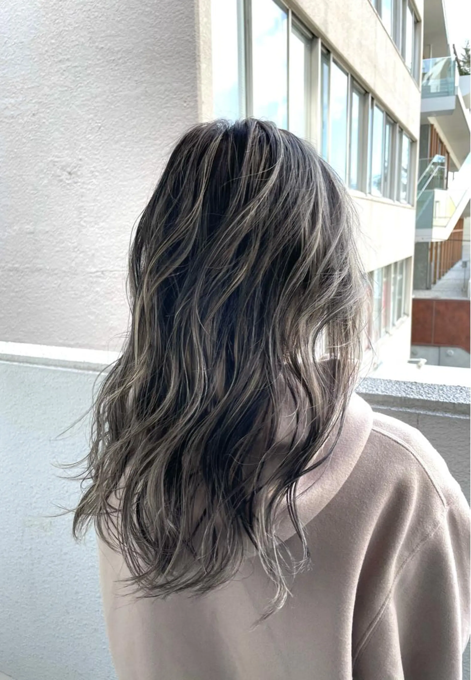 ミディアム 白いハイライト🤍 タナカリョウスケのヘアスタイル