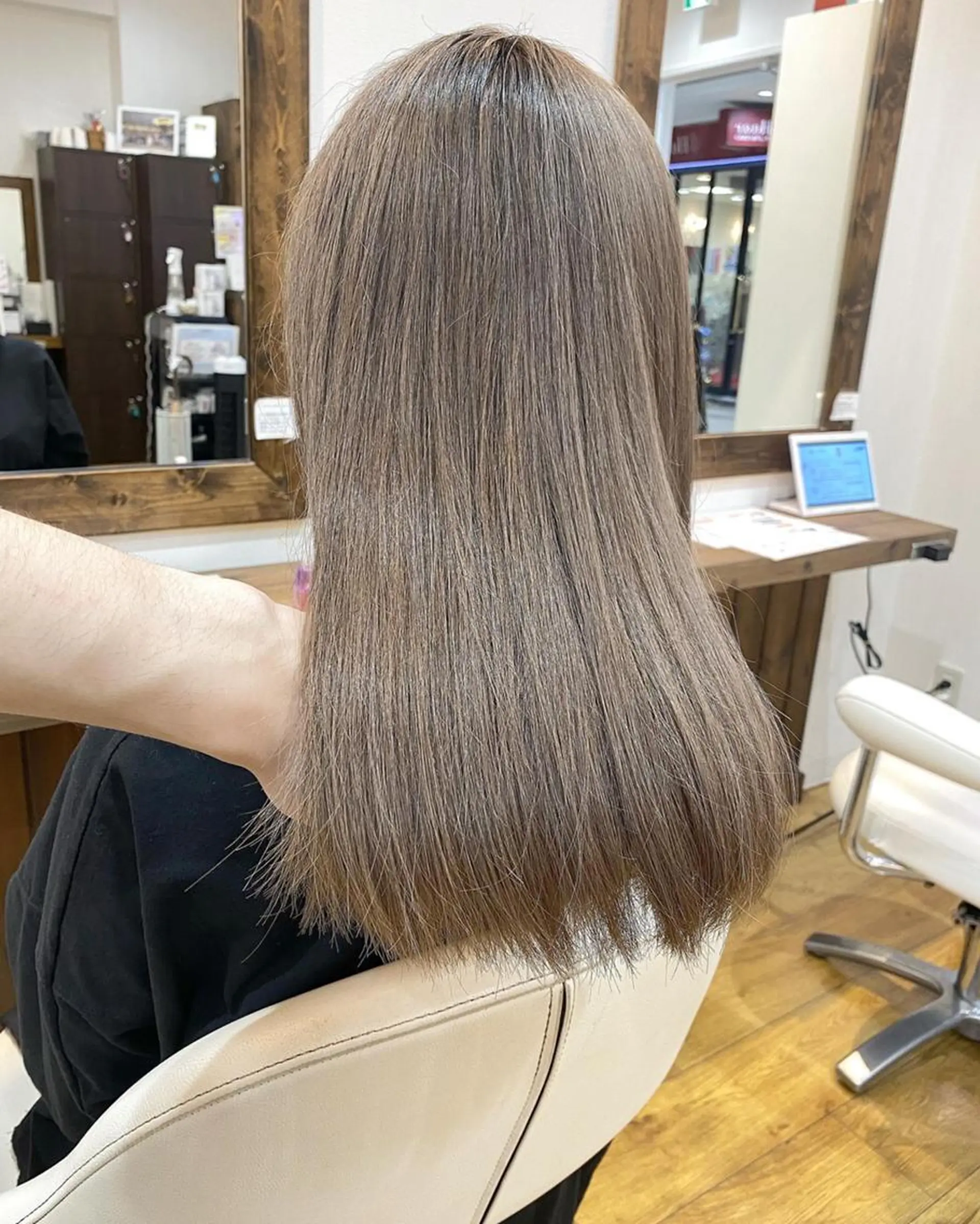 ロング アッシュ 外国人風カラー ハイライト レイヤーカット トリートメント 横浜ブリーチムラ直し ハイトーン/ブリーチのヘアスタイル