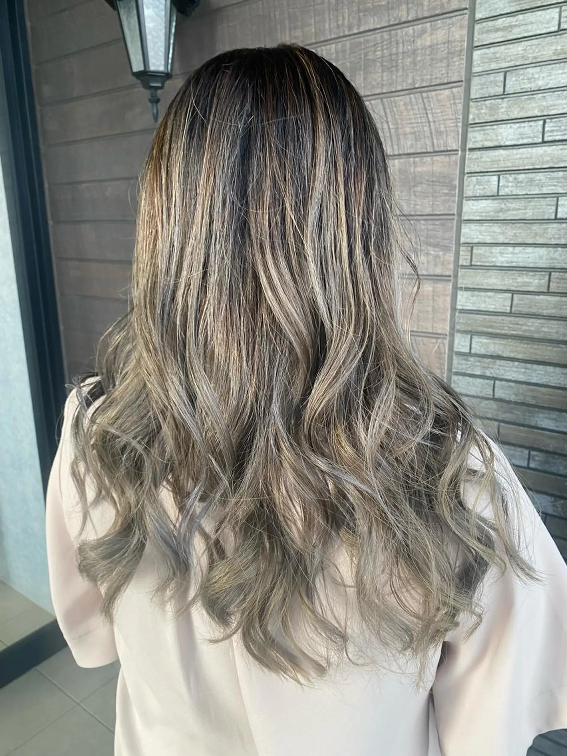 ロング カラー ヘアアレンジ バレイヤージュ グレージュ シルバー シルバーグレージュ レイヤーカット 【earth】オガタ 🫧髪質改善縮毛🫧のヘアスタイル