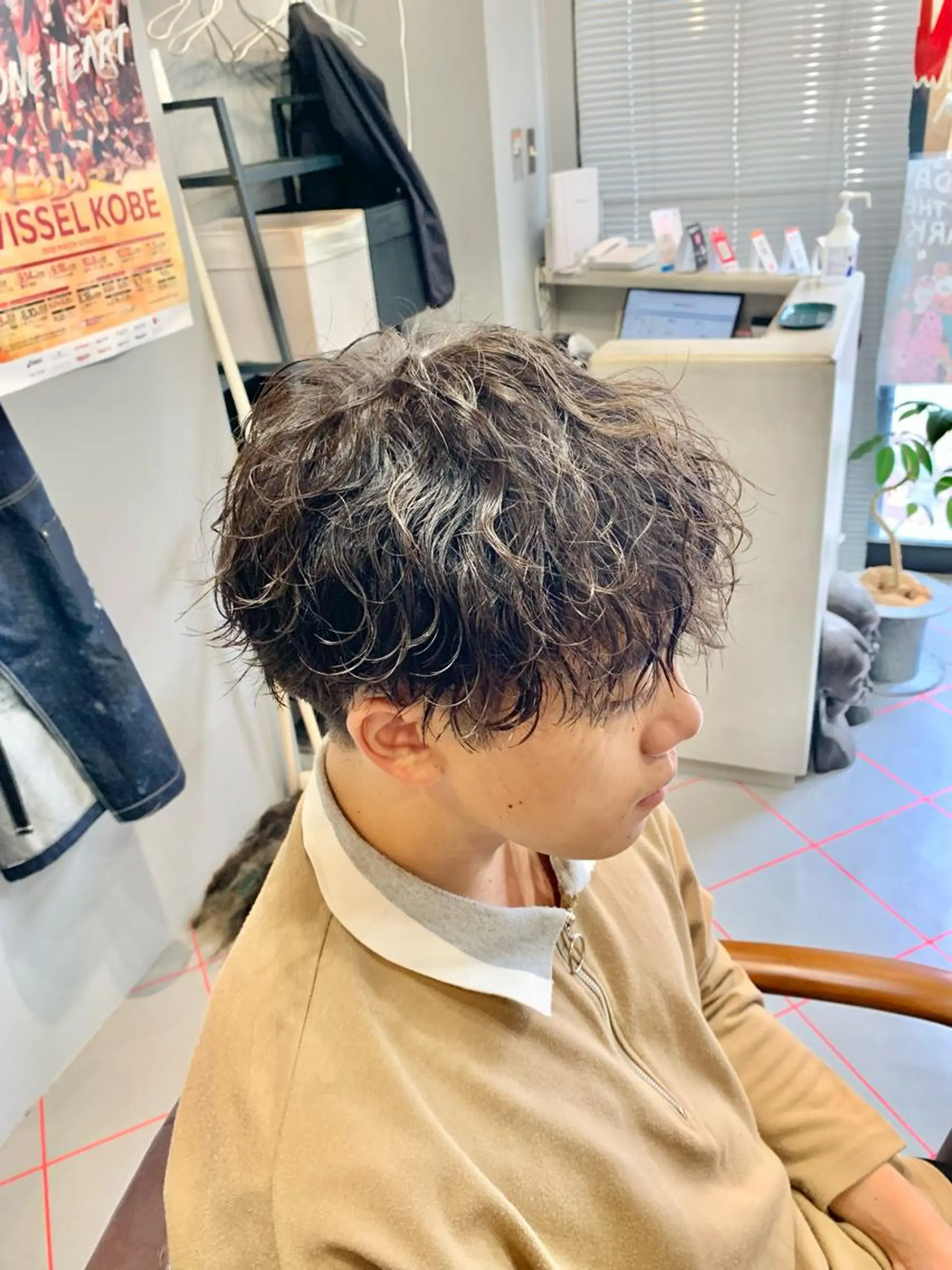 ショート パーマ メンズ メンズパーマ 波巻きパーマ メンズサロン アソビ所属・【扱いやすいパーマ】 眞鍋拓己のヘアスタイル