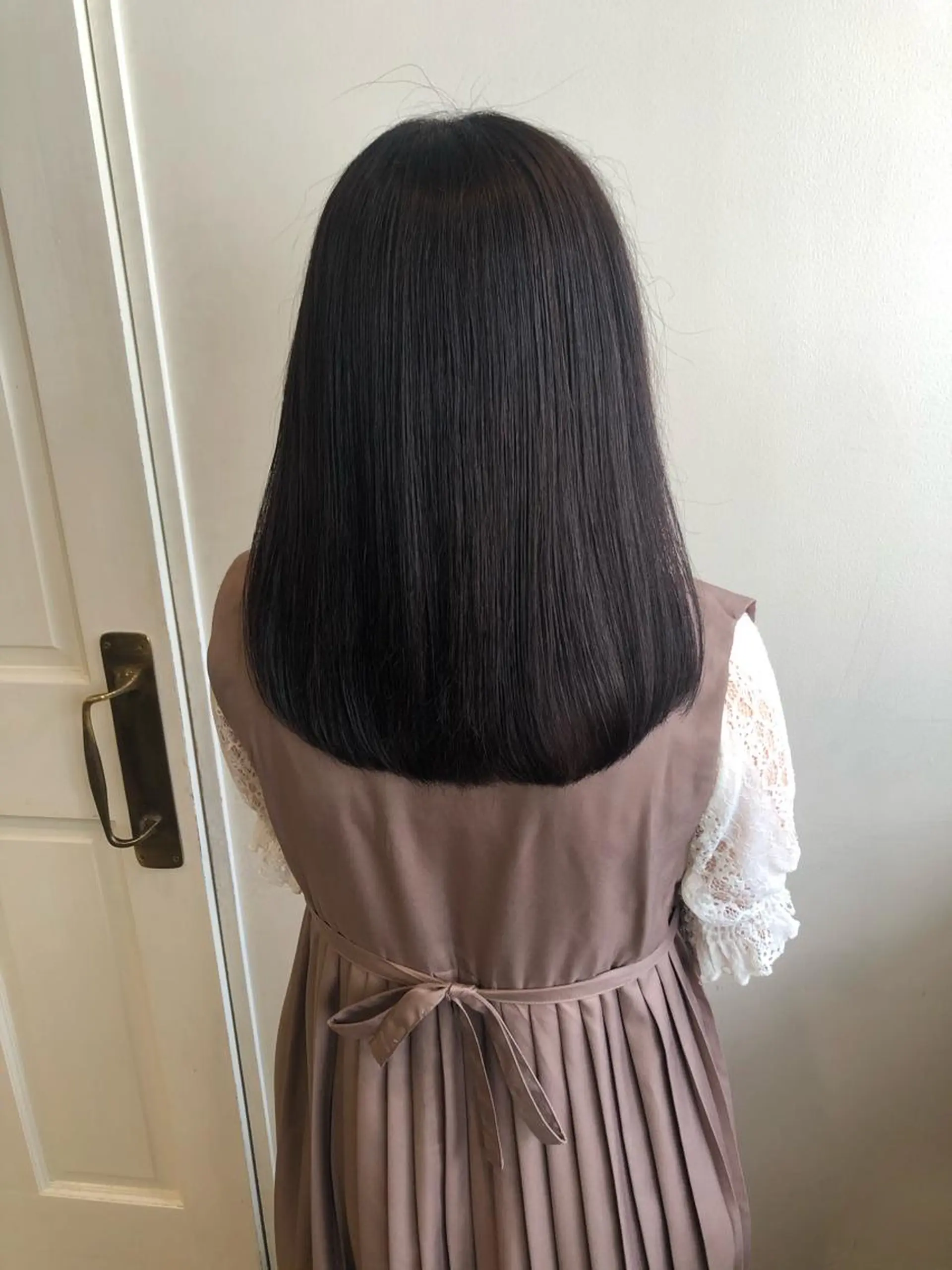 セミロング MIOベージュカラー 柔らかいカラーのヘアスタイル