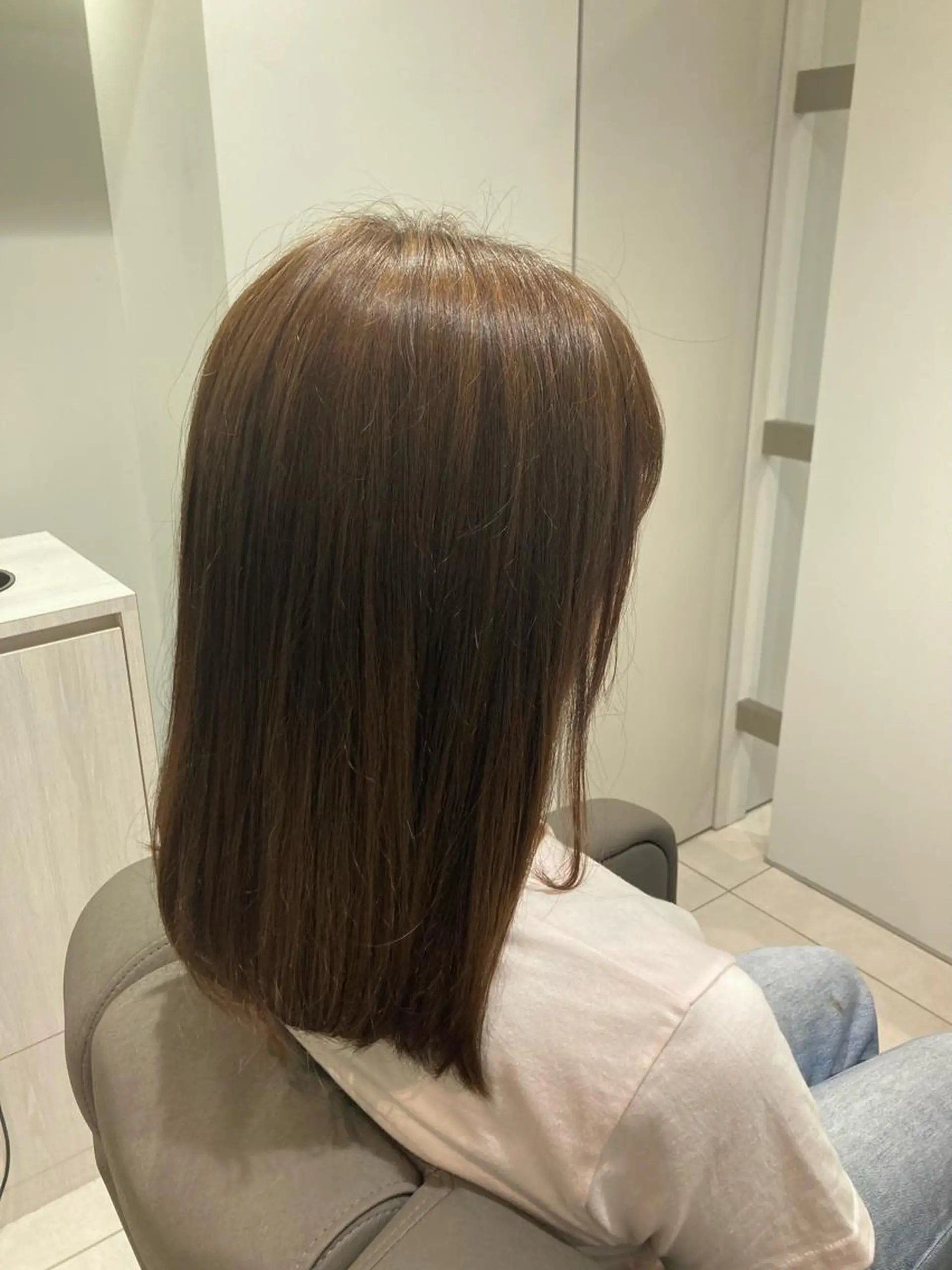 セミロング 白土 さくらのヘアスタイル