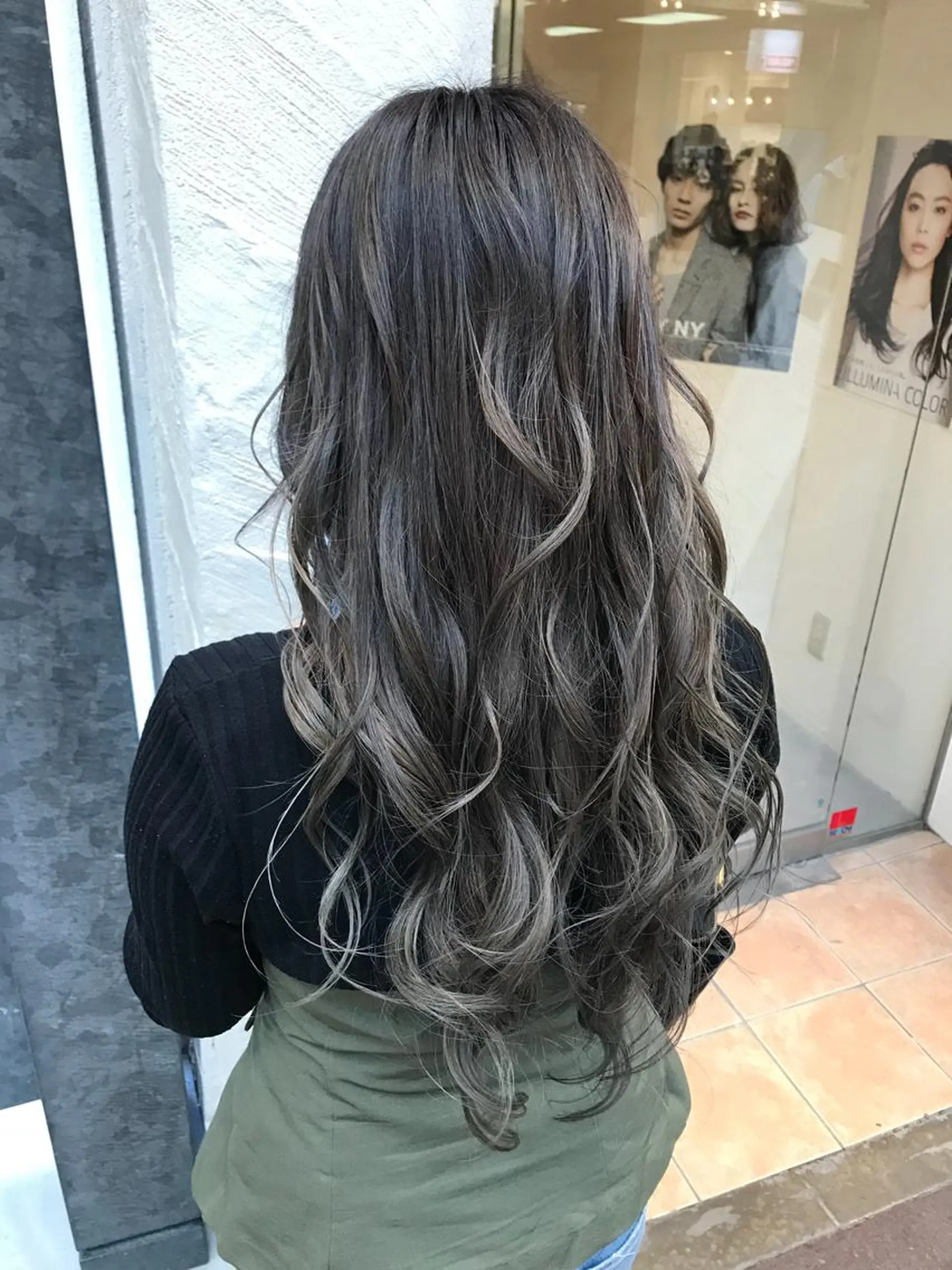 セミロング カラー アッシュ グラデーションカラー ハイライトカラー ハイライト AMI Hair  supply所属・髪質改善カラー 韓国風レイヤーのヘアスタイル